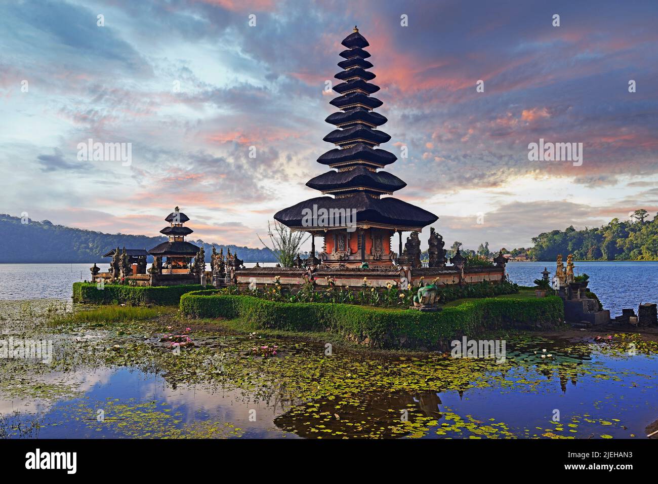 Tempel Pura Ulun Danu Bratan BEI Sonnenazfgang im Bratansee , Hochland von Zentralbali, Bedugul, Bali, Indonésie Banque D'Images