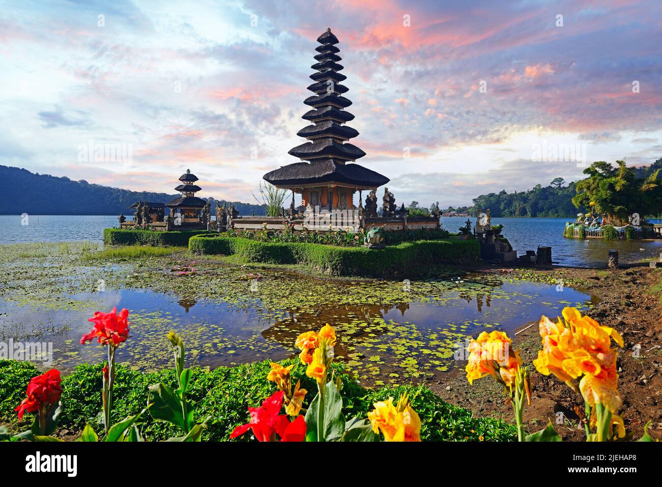 Tempel Pura Ulun Danu Bratan BEI Sonnenazfgang im Bratansee , Hochland von Zentralbali, Bedugul, Bali, Indonésie Banque D'Images