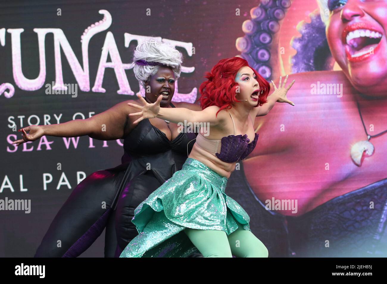 Chance de miracle comme Ariel et Elliotte Williams-n'Dure comme Ursula dans malheureux: L'histoire incalculable d'Ursula la mer Witch la parodie musicale à West End Live dans Trafalgar Square 2022 Banque D'Images