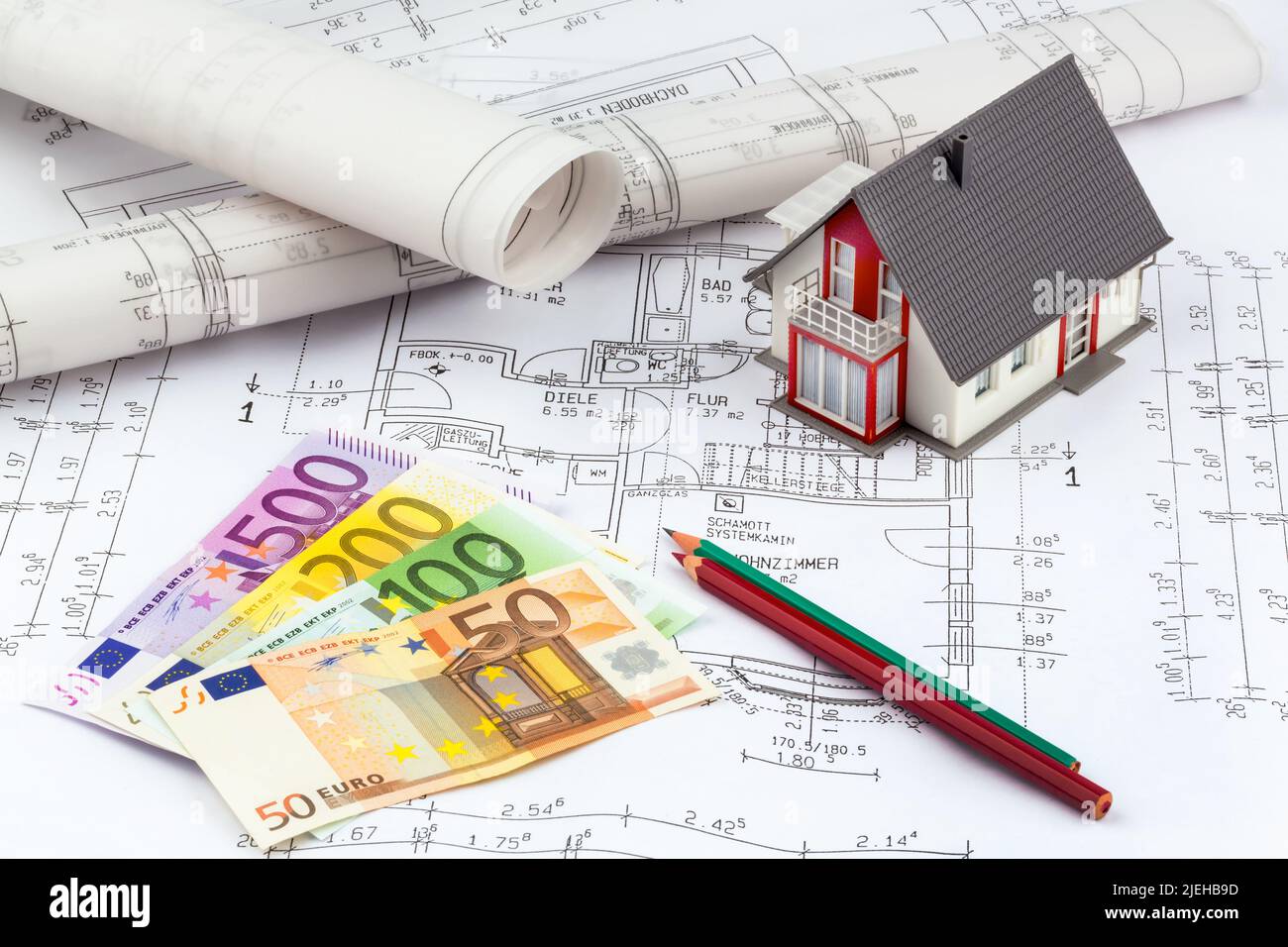 Ein Bauplan für ein Wohnhaus. Betrieb eines Zürgen, Rotstift, Eurobanknoten, Bargeld, Schwarzbau, Modelhaus, Einfamilienhaus, Banque D'Images