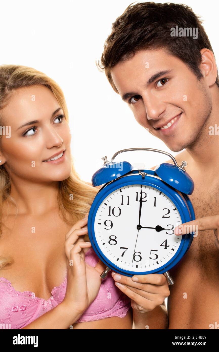 Zeitumstellung, Uhrenumstellung, Sommerzeit, Winterzeit, Paar mit Wecker, 25, 30, Jahre, Banque D'Images