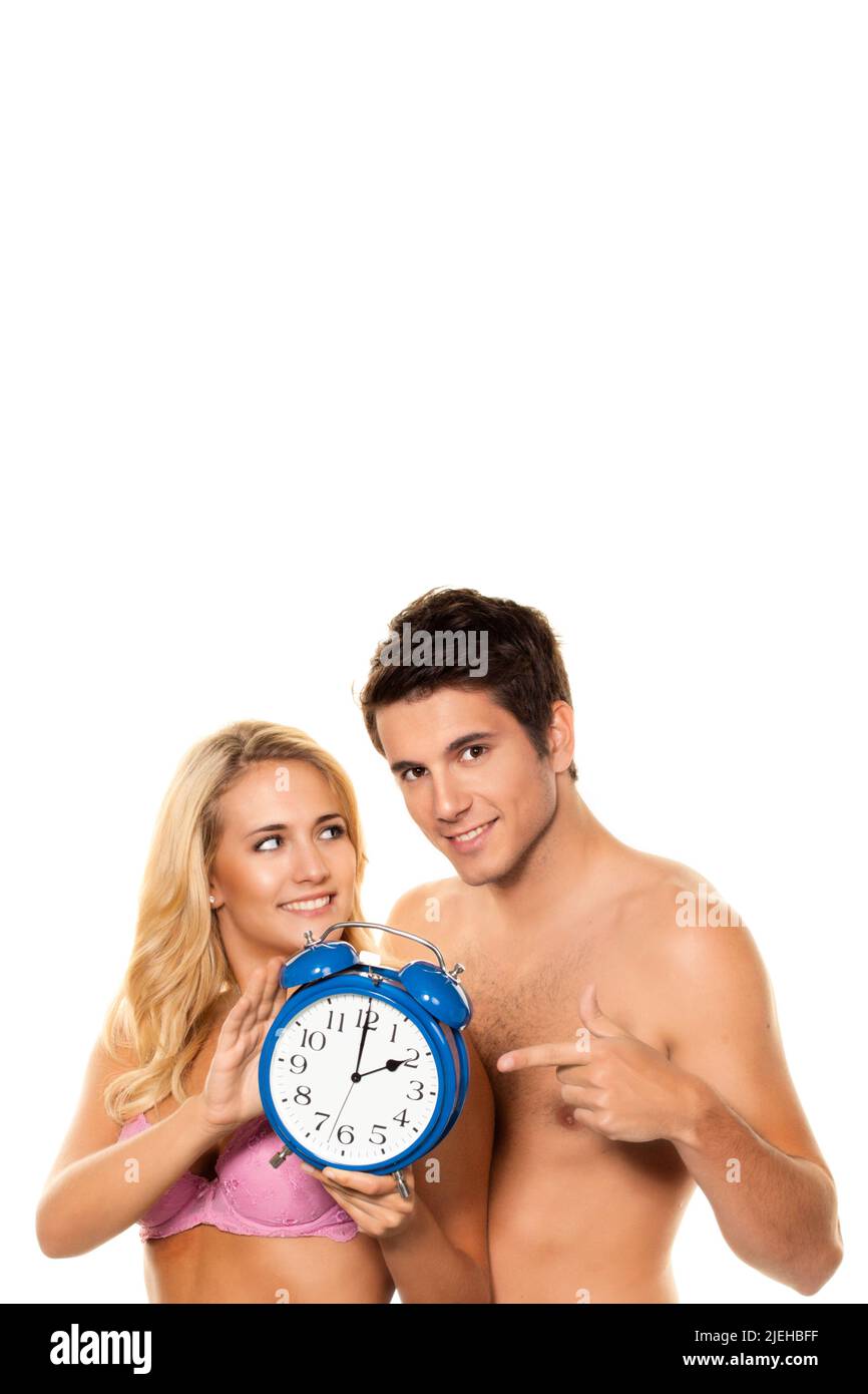 Zeitumstellung, Uhrenumstellung, Sommerzeit, Winterzeit, Paar mit Wecker, 25, 30, Jahre, Banque D'Images