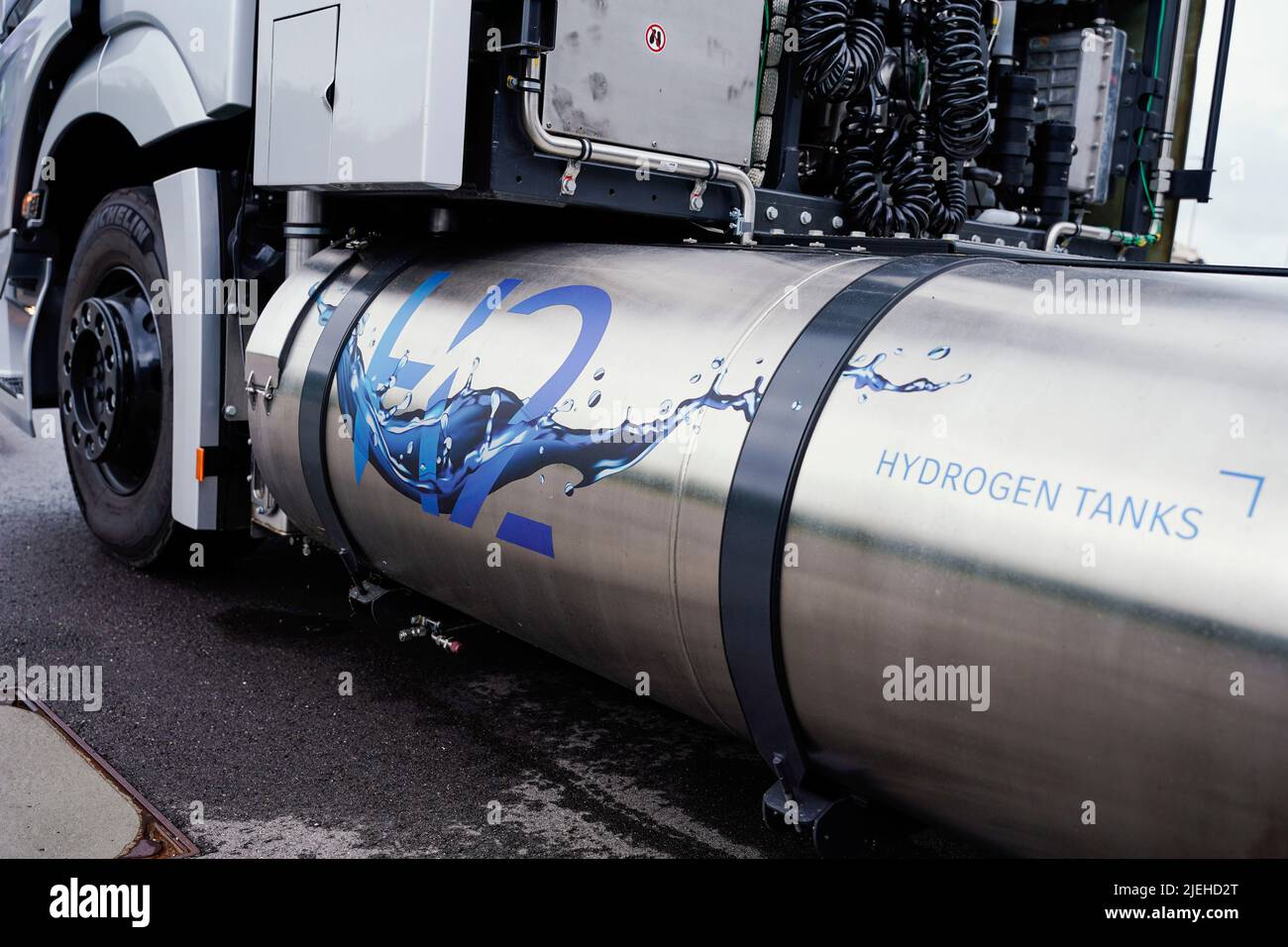 27 juin 2022, RhénaniePalatinat, Wörth am Rhein Le réservoir portant l'inscription « H2