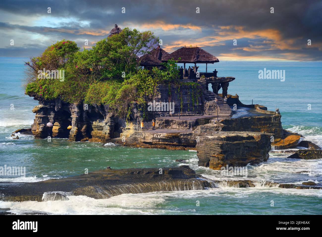 Meerestempel Pura Tanah Lot, kurz vor Sonnenuntergang, Tabanan, Bali, Indonésie Banque D'Images