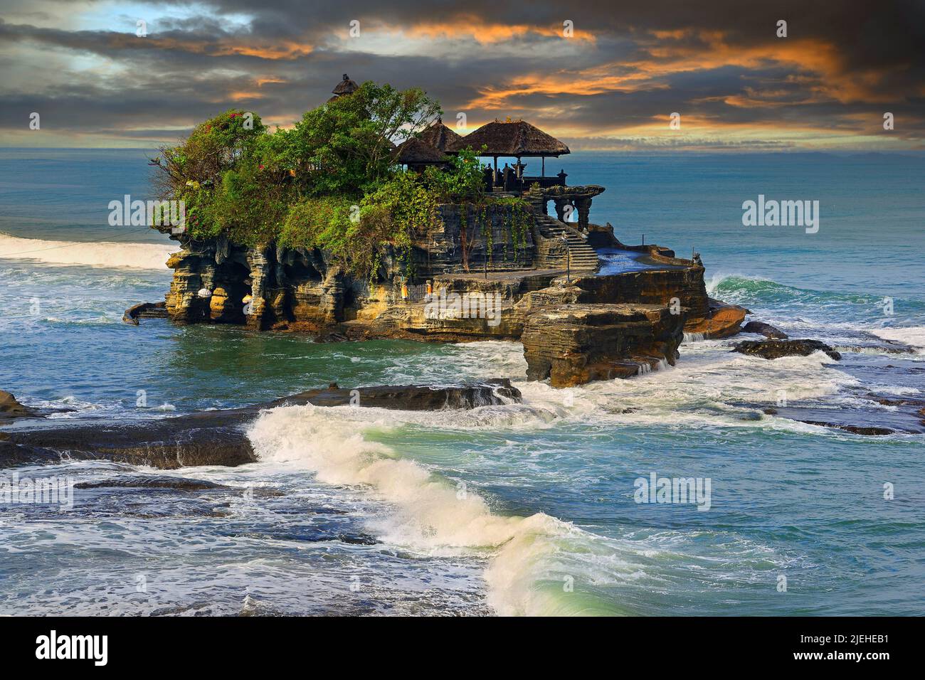 Meerestempel Pura Tanah Lot, kurz vor Sonnenuntergang, Tabanan, Bali, Indonésie Banque D'Images