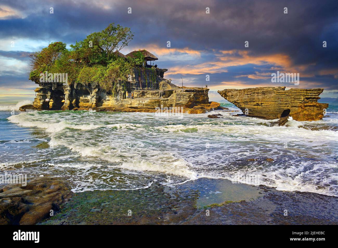 Meerestempel Pura Tanah Lot, kurz vor Sonnenuntergang, Tabanan, Bali, Indonésie Banque D'Images