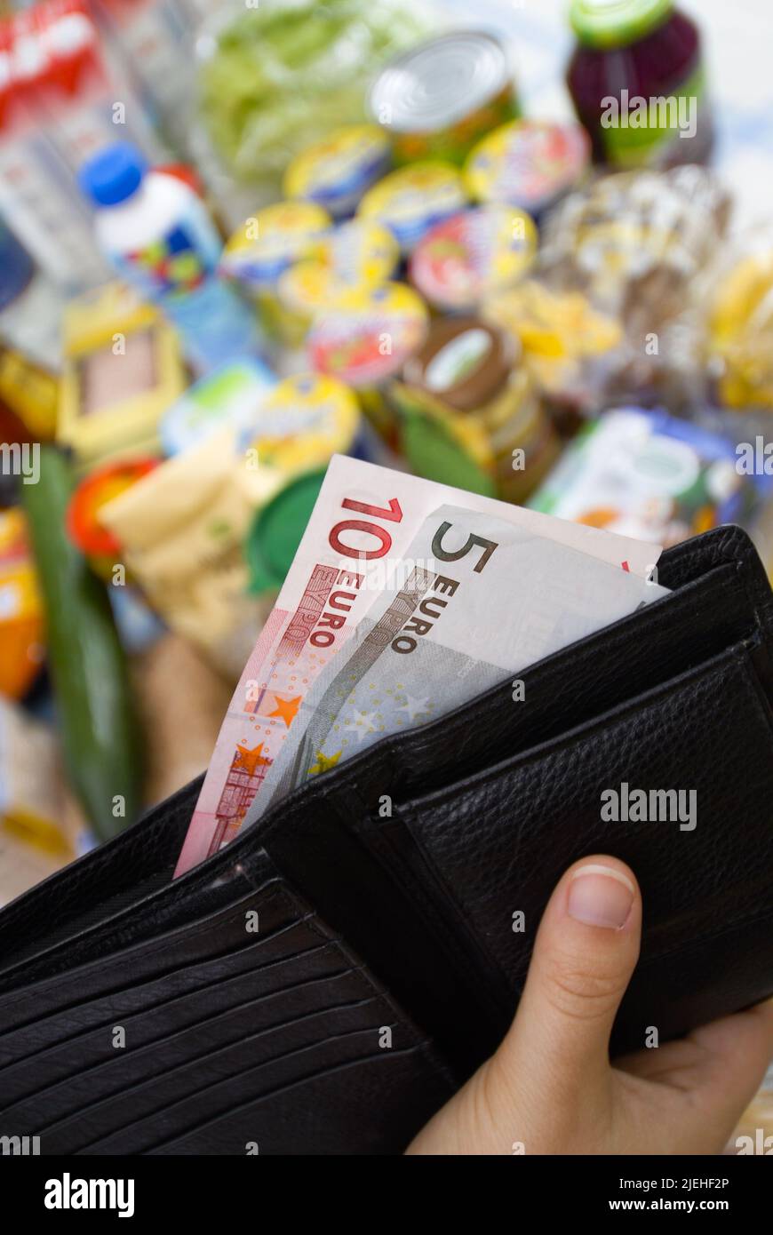 Einkaufen wird immer teuer, Preissteigerung BEI Lebensmittel, Frau kontrolliert Geld in der Geldbörse und vergleicht den Kassenbon, Banque D'Images