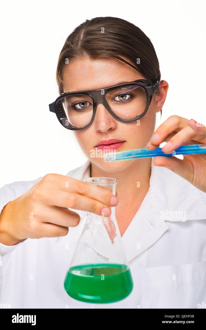 forsch im Labor, untersucht chemische Substanzen, Frau, 35, Jahre, Dunkelhaarige, Brille, Brillenträgerin, Kittel, Arbeitskleidung, brünet Banque D'Images