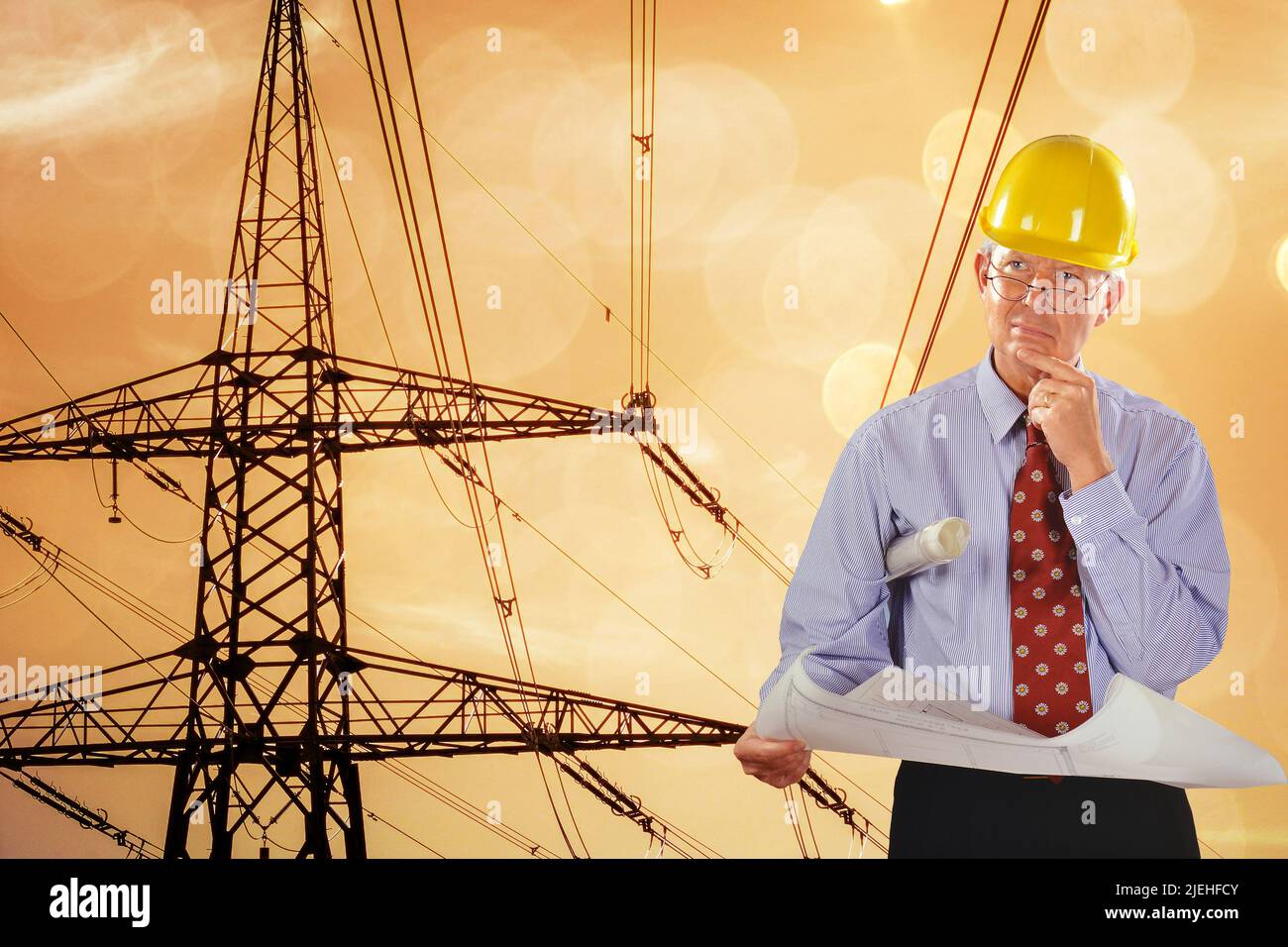 Bauplan und Schutzhelm beichtigt Bauvorhaben, Senior, Senioren, Berufe, 55, 60, Jahre, Stromtrasse, Strommaast, Banque D'Images