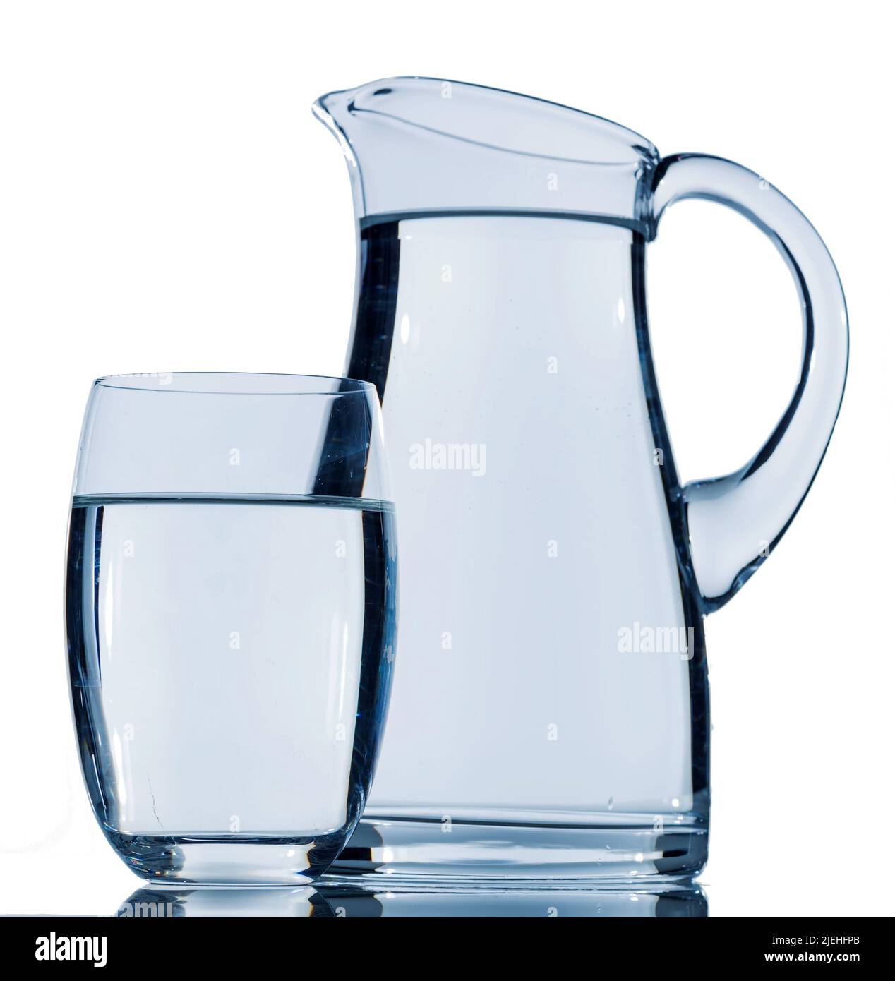 Eine Karaffe und ein Glas Wasser mit weissem Hintergrund vor, Symbolfoto Wasserbedarf und für Trinkwasser, Verbrauch, Glas, Banque D'Images