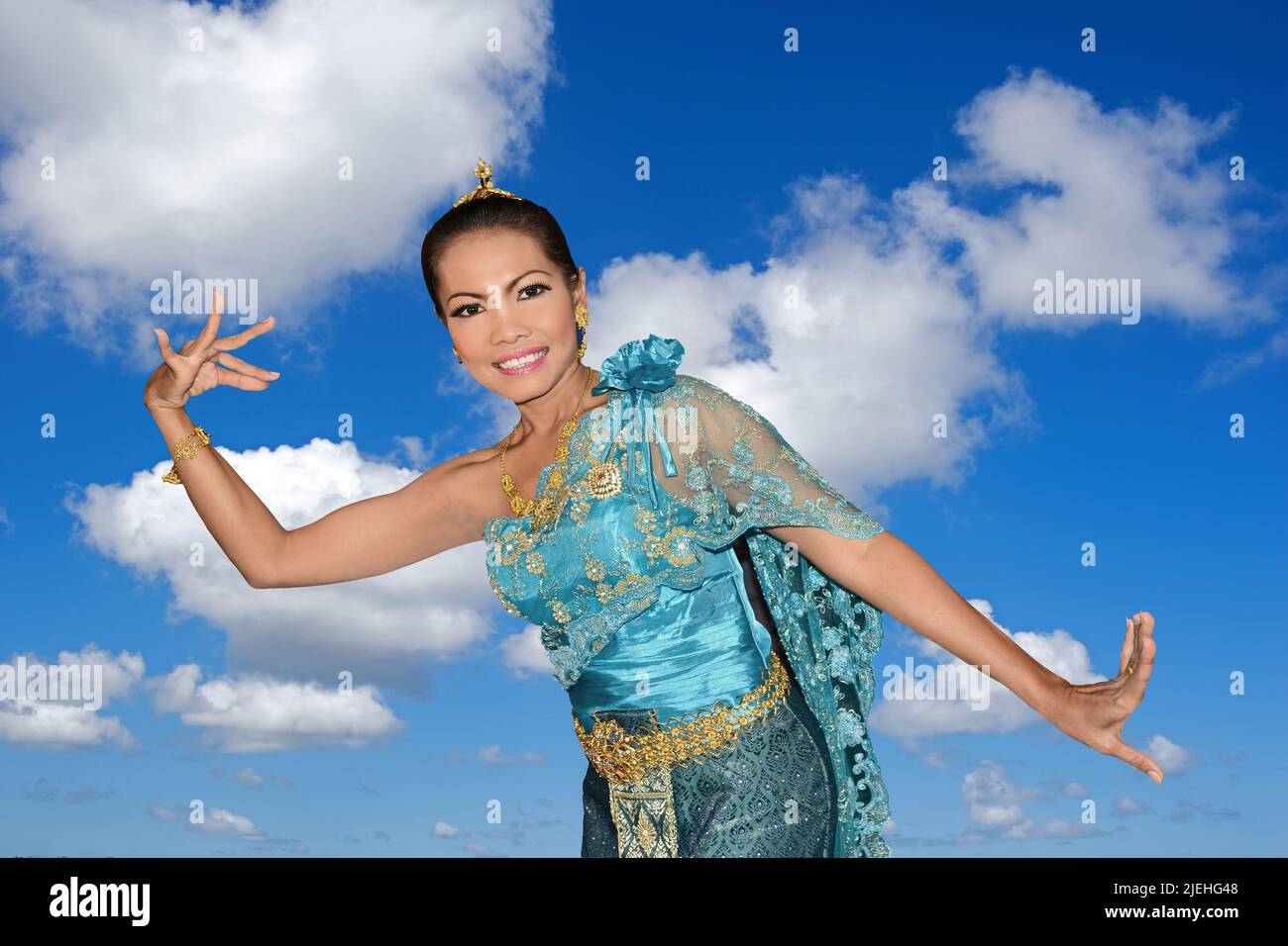 Tänzerin tanzt, folklore, Kostum, 35, Jahre, Frau, Frauen, Thai-Tanz, Tradition, Sommer, blauer Himmel, Cumuluswolken, Kostüm, Nina, Banque D'Images