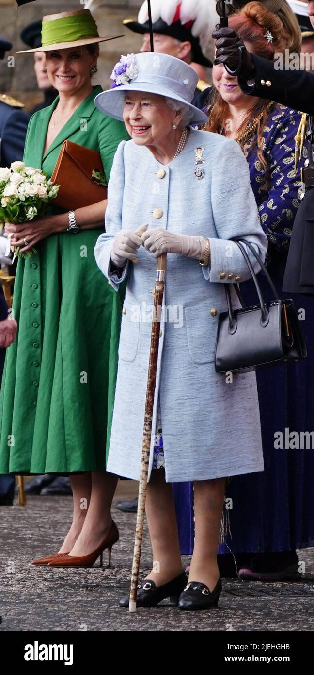 La reine Elizabeth II sourit alors qu'elle est accueillie lors de la cérémonie des clefs sur la parvis du Palais de Holyroodhouse à Édimbourg, accompagnée du comte et de la comtesse de Wessex, dans le cadre de son voyage traditionnel en Écosse pour la semaine de Holyrood. Date de la photo: Lundi 27 juin 2022. Banque D'Images