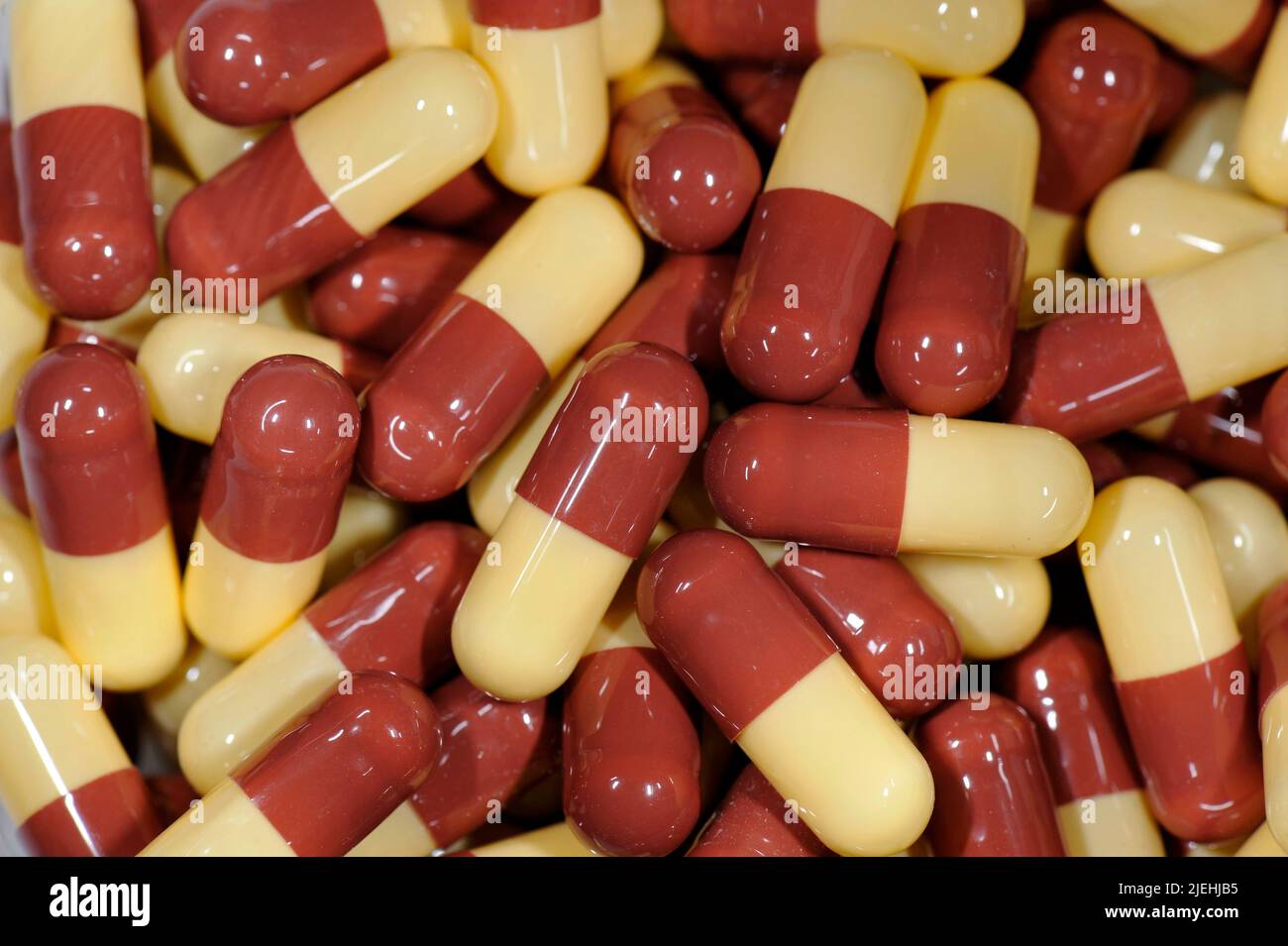 Viele verschiedene Tabletten, Tablettensucht, süchtig, blaue, braune, gelbe, Kapseln, Kapsel, Banque D'Images