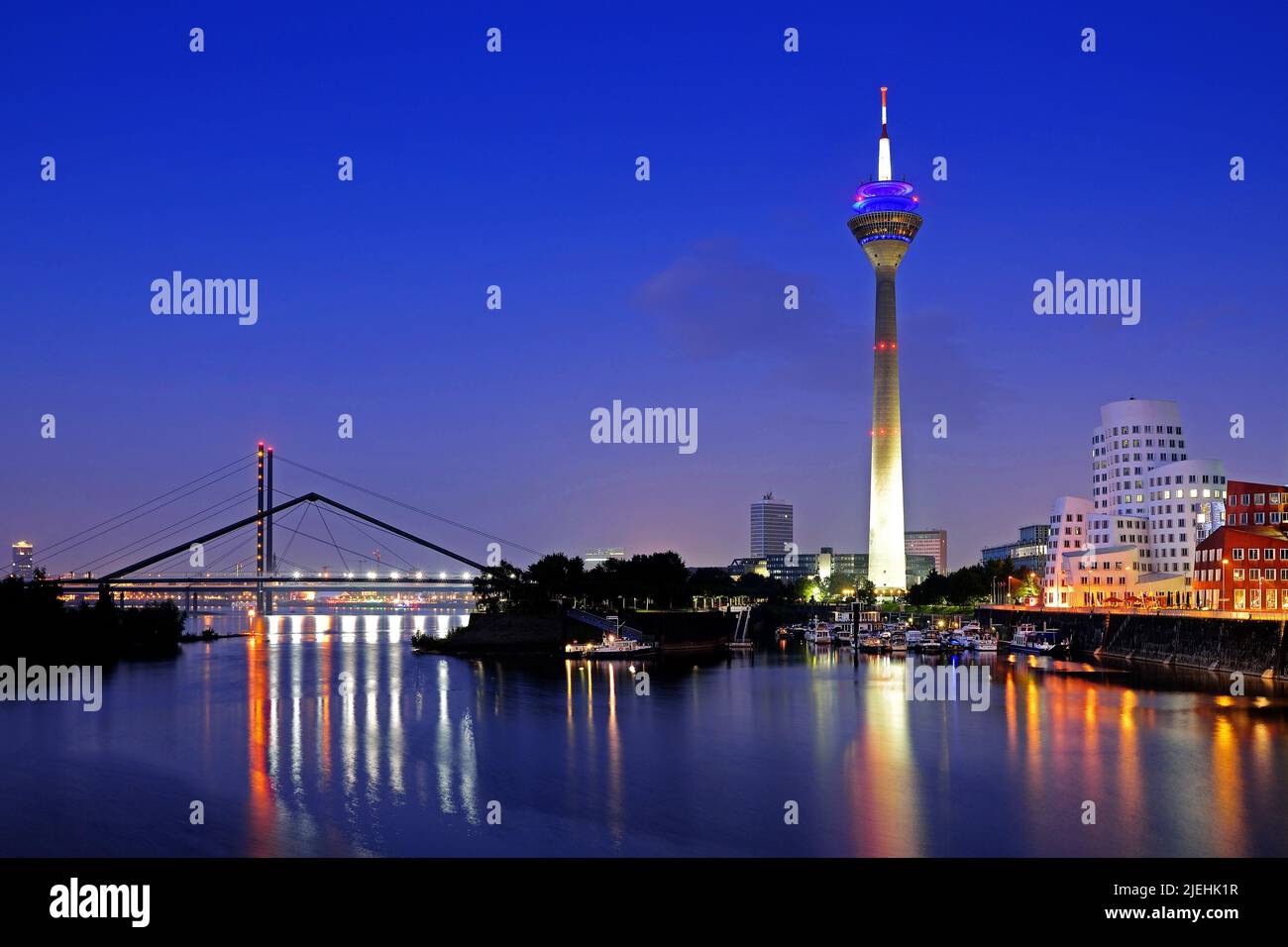 Rheinturm, Gehry-Gebäude, Neuer Zollhof, Medienhafen, Dämmerung, blaue Stunde, Düsseldorf, Nordrhein-Westfalen, Deutschland, Rheinbrücke, Banque D'Images