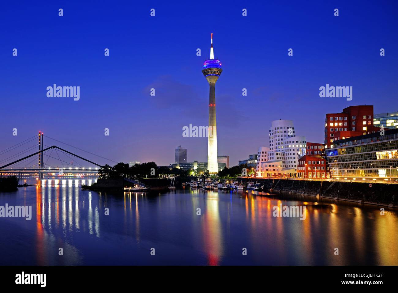 Rheinturm, Gehry-Gebäude, Neuer Zollhof, Medienhafen, Dämmerung, blaue Stunde, Düsseldorf, Nordrhein-Westfalen, Deutschland, Rheinbrücke, Banque D'Images