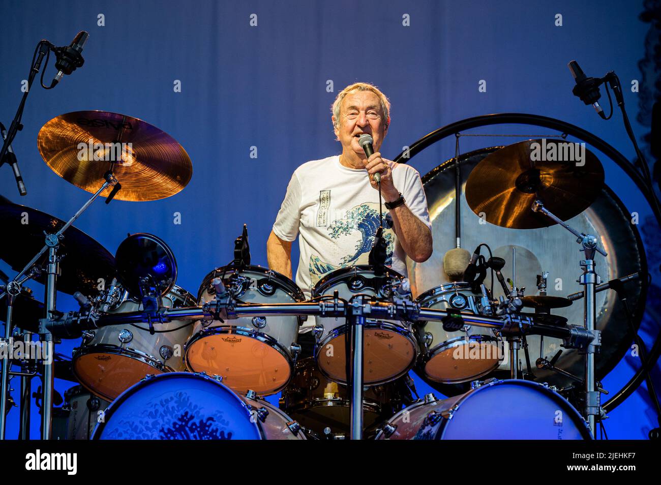 ITALIE, STUPINIGI, JUIN 27th 2022: Nick Mason, batteur du groupe de rock anglais "Nick Mason's Saucerful of secrets", qui présente en direct sur scène la musique ancienne de Pink Floyd Banque D'Images