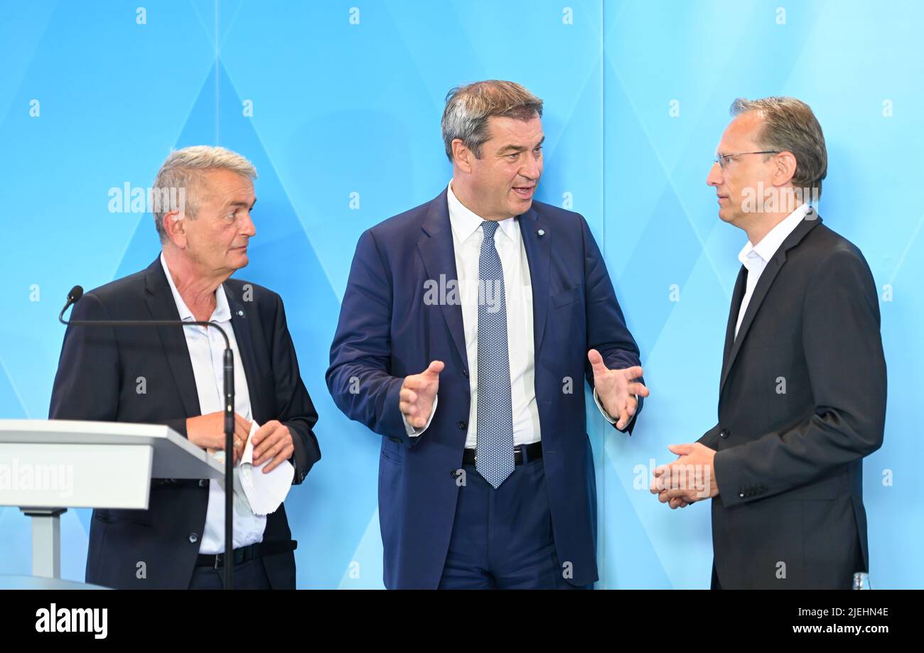 Munich, Allemagne. 27th juin 2022. Bertram Brossardt (l-r), directeur général de vbw, Markus Söder (CSU), président du ministre bavarois, et Bernhard Stiedl, Président du DGB Bayern, après une conférence de presse à la Chancellerie d'Etat. Le président du ministre bavarois a invité des représentants des employeurs et des syndicats à une table ronde. Credit: Tobias Hase/dpa/Alay Live News Banque D'Images