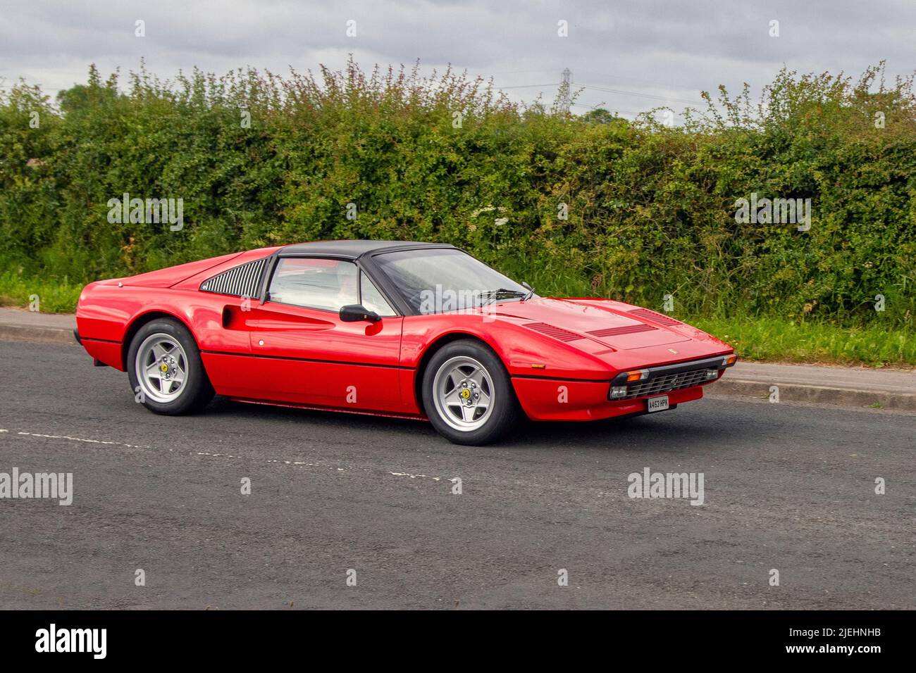 1984 années quatre-vingt 80s rouge Ferrari 2926cc 2+2 quattrovalvole coupé. Ferrari mondial (Type F108) Grand tourer à mi-moteur, V8 ; en route vers la Tour Hoghton pour la rencontre d'été des Supercar Showtime organisée par les Great British Motor shows à Preston, Royaume-Uni Banque D'Images