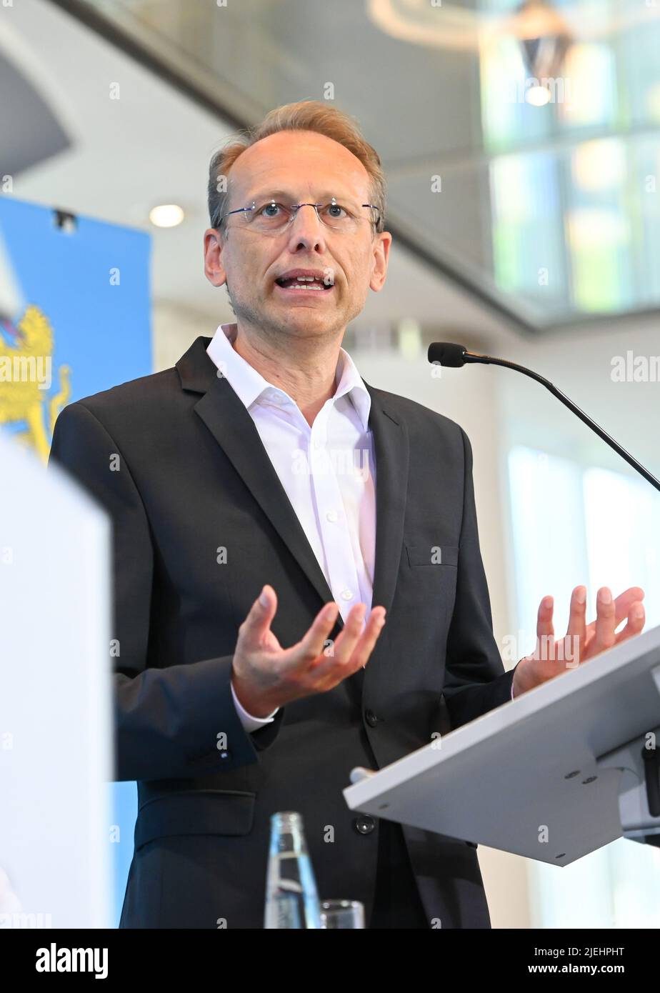 Munich, Allemagne. 27th juin 2022. Bernhard Stiedl, Président du DGB Bayern, prend la parole lors d'une conférence de presse à la Chancellerie d'Etat. Le président du ministre bavarois a invité des représentants des employeurs et des syndicats à une table ronde. Credit: Tobias Hase/dpa/Alay Live News Banque D'Images