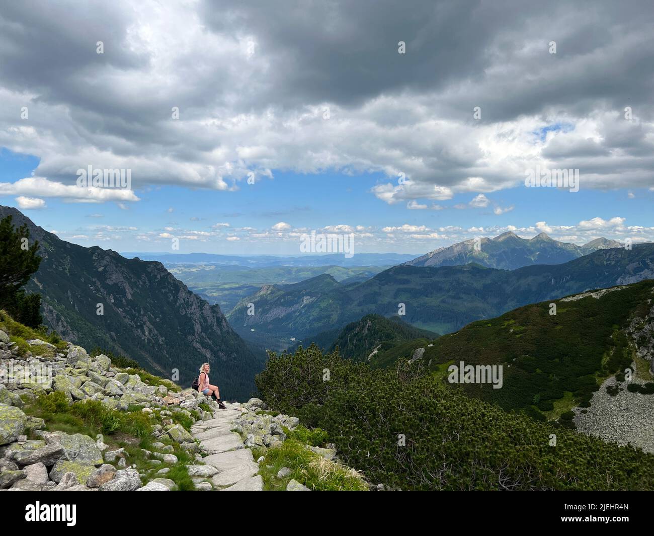 Vue panoramique sur les montagnes de Zakopane, Pologne avec une femme blonde se détendant sur une colline en arrière-plan. Concept de vie active. Randonnée dans le Mo Banque D'Images