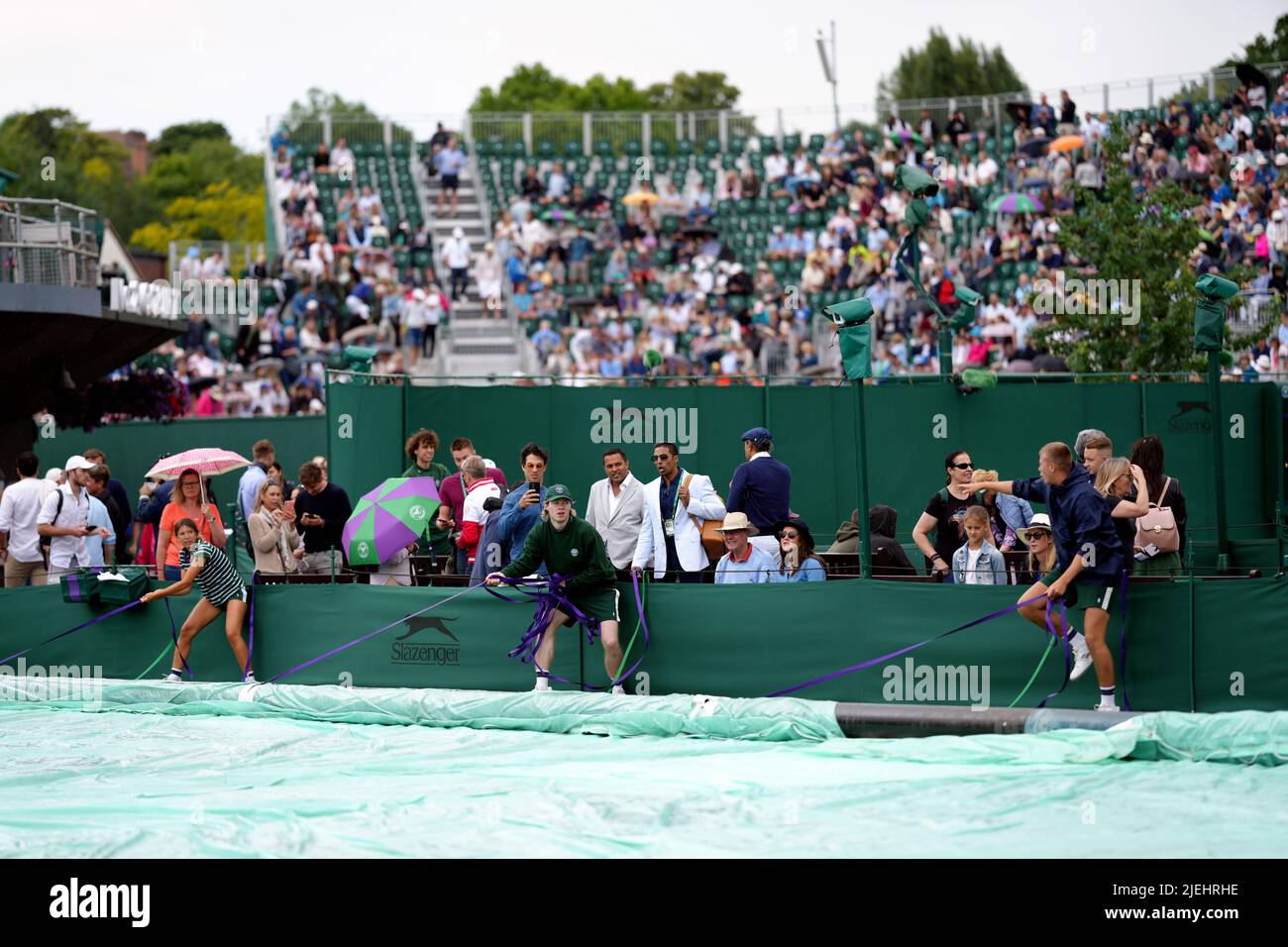 Des couvre-vêtements de pluie sont tirés sur le court Ten le premier jour des championnats de Wimbledon 2022 au All England Lawn tennis and Croquet Club, Wimbledon. Date de la photo: Lundi 27 juin 2022. Banque D'Images