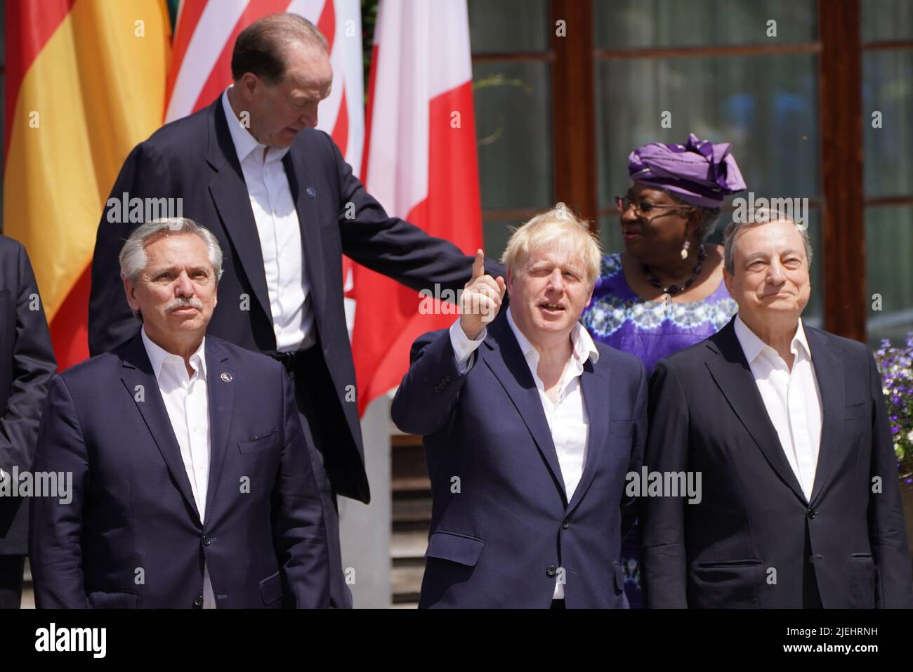 Le Premier ministre Boris Johnson, au centre, se trouve à côté du Premier ministre italien Mario Draghi (à droite) et d'autres dirigeants des G7 pays partenaires lors d'une longue photo de famille, lors du sommet de G7 à Schloss Elmau, dans les Alpes bavaroises, en Allemagne. Date de la photo: Lundi 27 juin 2022. Banque D'Images