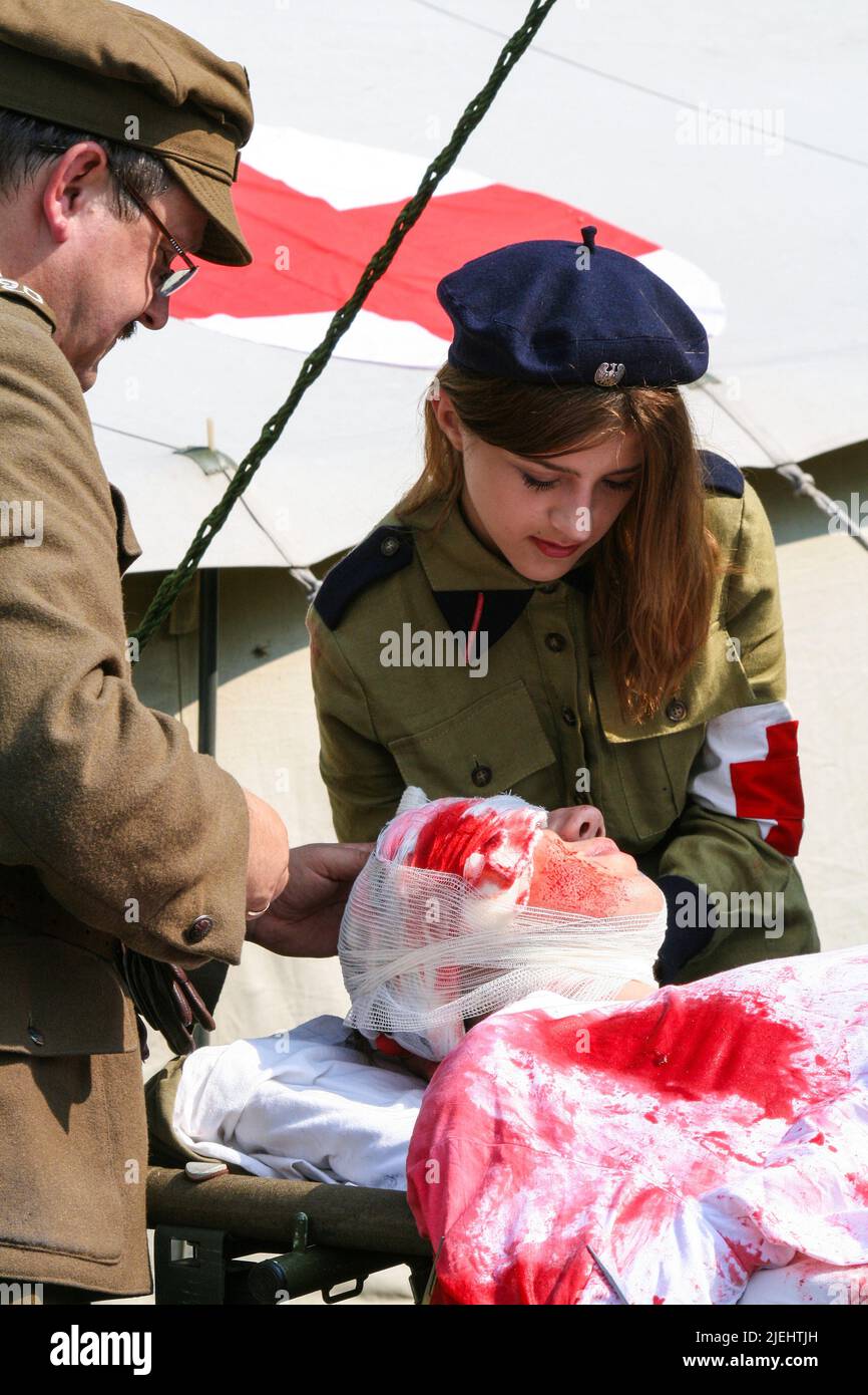 Varsovie, Pologne - 15 août 2008 : pansement d'un soldat blessé dans la mise en scène de l'hôpital de campagne de la première Guerre mondiale Banque D'Images