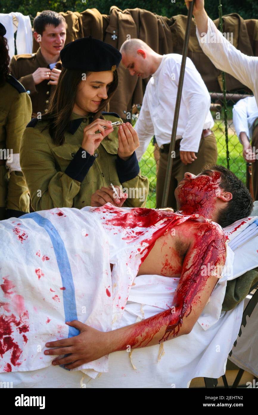 Varsovie, Pologne - 15 août 2008 : pansement d'un soldat blessé dans la mise en scène de l'hôpital de campagne de la première Guerre mondiale Banque D'Images