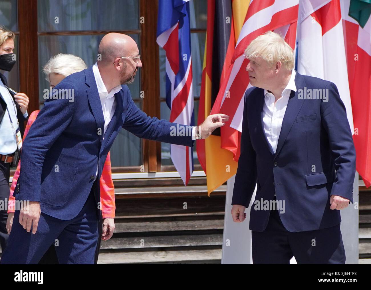 Le Premier ministre Boris Johnson (à droite) s'entretient avec le Président du Conseil européen Charles Michel, lors d'une longue photo de famille, des dirigeants des G7 pays partenaires, lors du sommet de G7 à Schloss Elmau, dans les Alpes bavaroises, en Allemagne. Date de la photo: Lundi 27 juin 2022. Banque D'Images