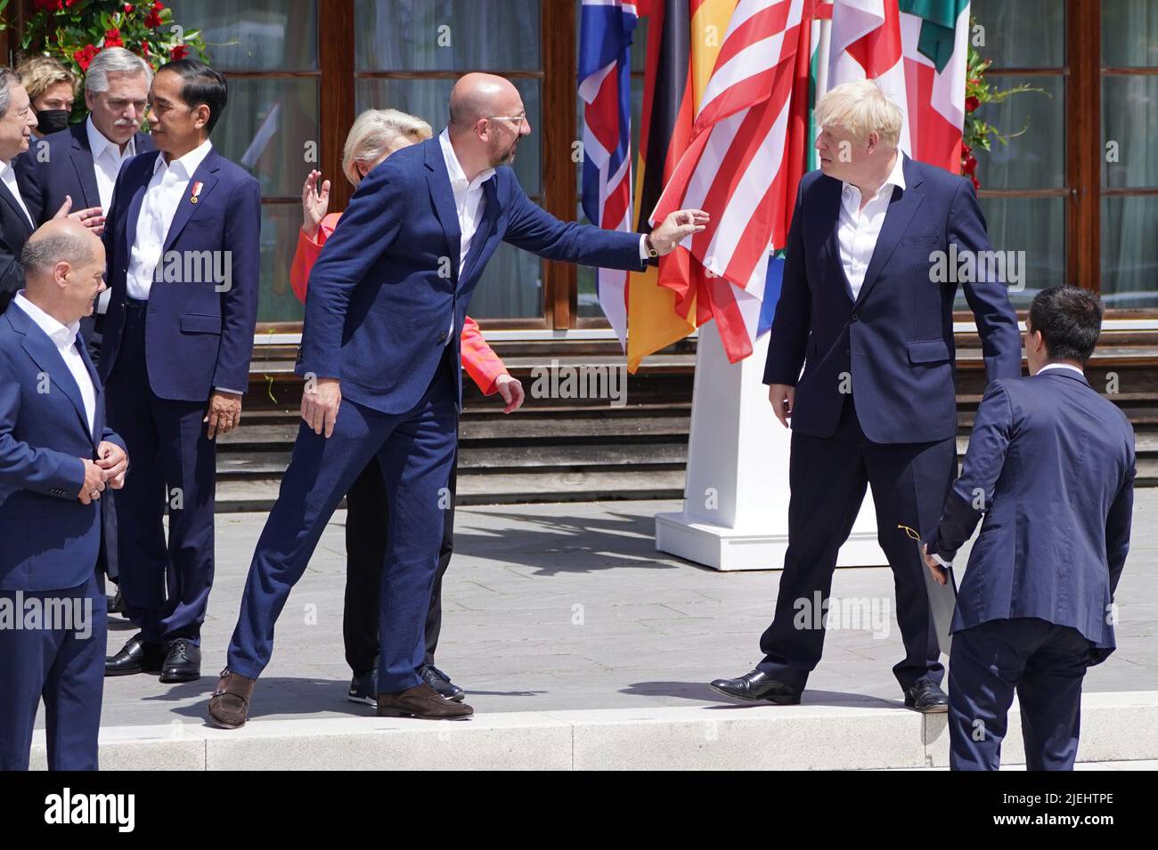Le Premier ministre Boris Johnson (à droite) s'entretient avec le président du Conseil européen Charles Michel (au centre) et d'autres dirigeants des G7 pays partenaires lors d'une photo de famille élargie, lors du sommet de G7 à Schloss Elmau, dans les Alpes bavaroises, en Allemagne. Date de la photo: Lundi 27 juin 2022. Banque D'Images