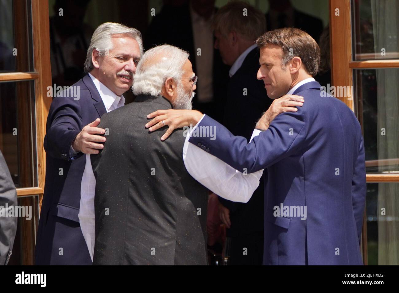 (De gauche à droite) le président argentin Alberto Fernandez, le Premier ministre indien Narendra Modi (à gauche) et le président français Emmanuel Macron parlent à la suite d'une photo de famille élargie, des dirigeants des G7 pays partenaires, lors du sommet de G7 à Schloss Elmau, dans les Alpes bavaroises, en Allemagne. Date de la photo: Lundi 27 juin 2022. Banque D'Images