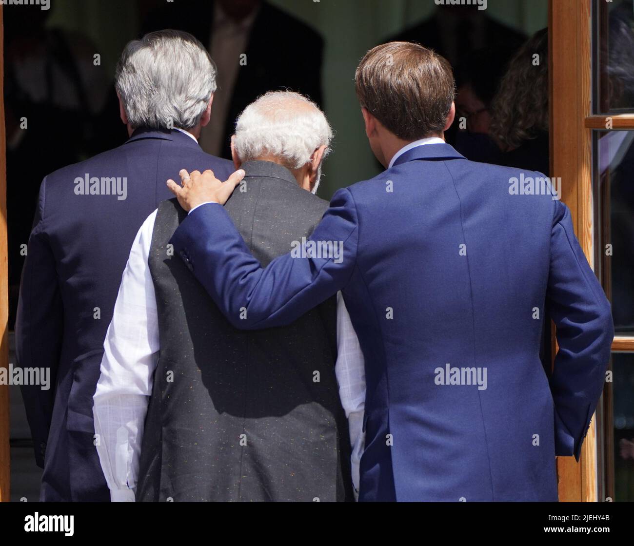 Le président français Emmanuel Macron a placé un bras sur le Premier ministre indien Narendra Modi à la suite d'une photo de famille élargie, de dirigeants des G7 pays partenaires, lors du sommet de G7 à Schloss Elmau, dans les Alpes bavaroises, en Allemagne. Date de la photo: Lundi 27 juin 2022. Banque D'Images
