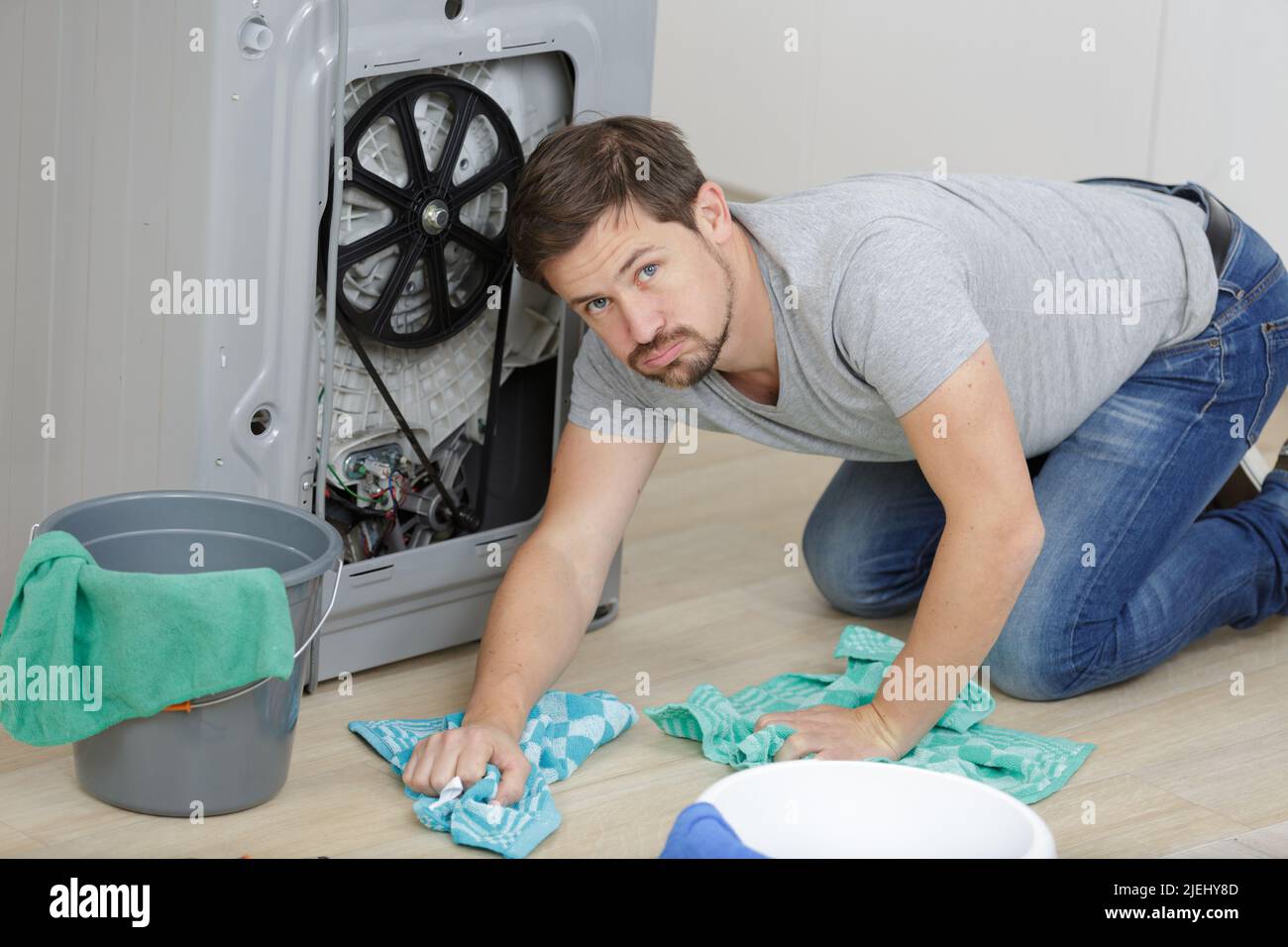 un plombier nettoie une fuite Banque D'Images