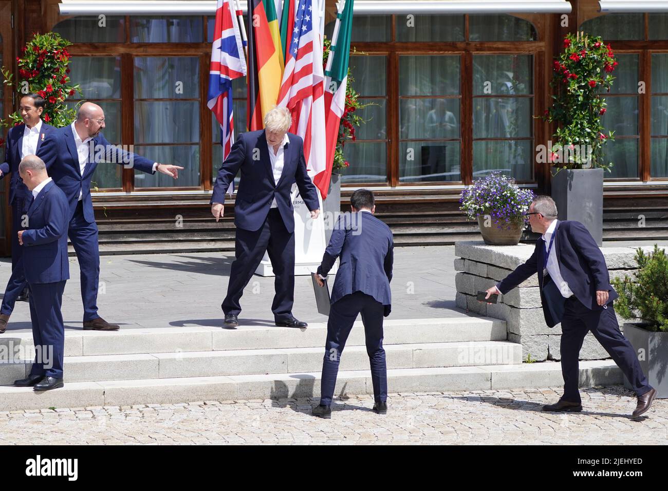 Le Premier ministre Boris Johnson (au centre) est dirigé vers sa place pour la photo de famille élargie des dirigeants des G7 pays partenaires, lors du sommet de G7 à Schloss Elmau, dans les Alpes bavaroises, en Allemagne. Date de la photo: Lundi 27 juin 2022. Banque D'Images