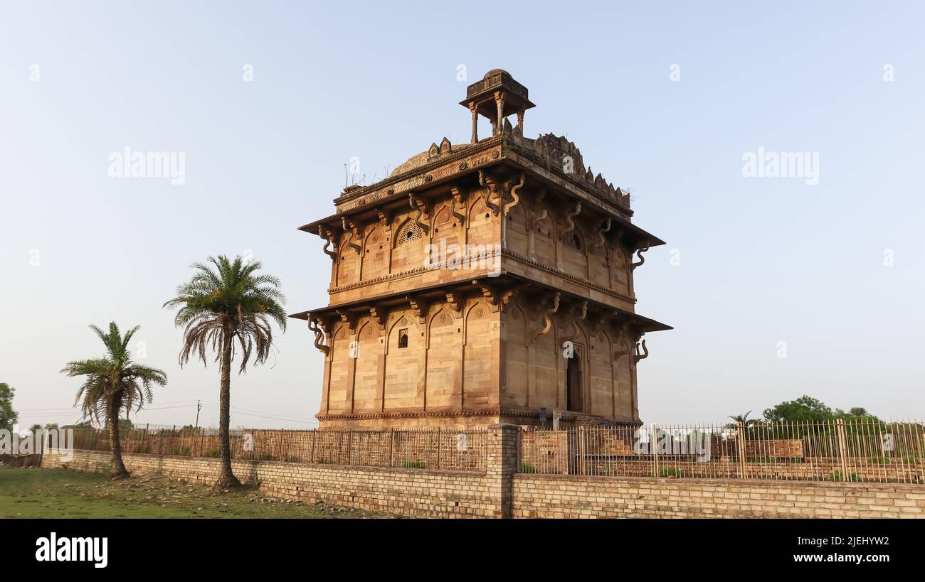 Vue sur Shahjadi Ka Roza Monument, le lieu de sépulture de Mehrunnisa, la fille d'un gouverneur, construit en 15th siècle par le gouverneur, Chanderi, Madhya Prad Banque D'Images