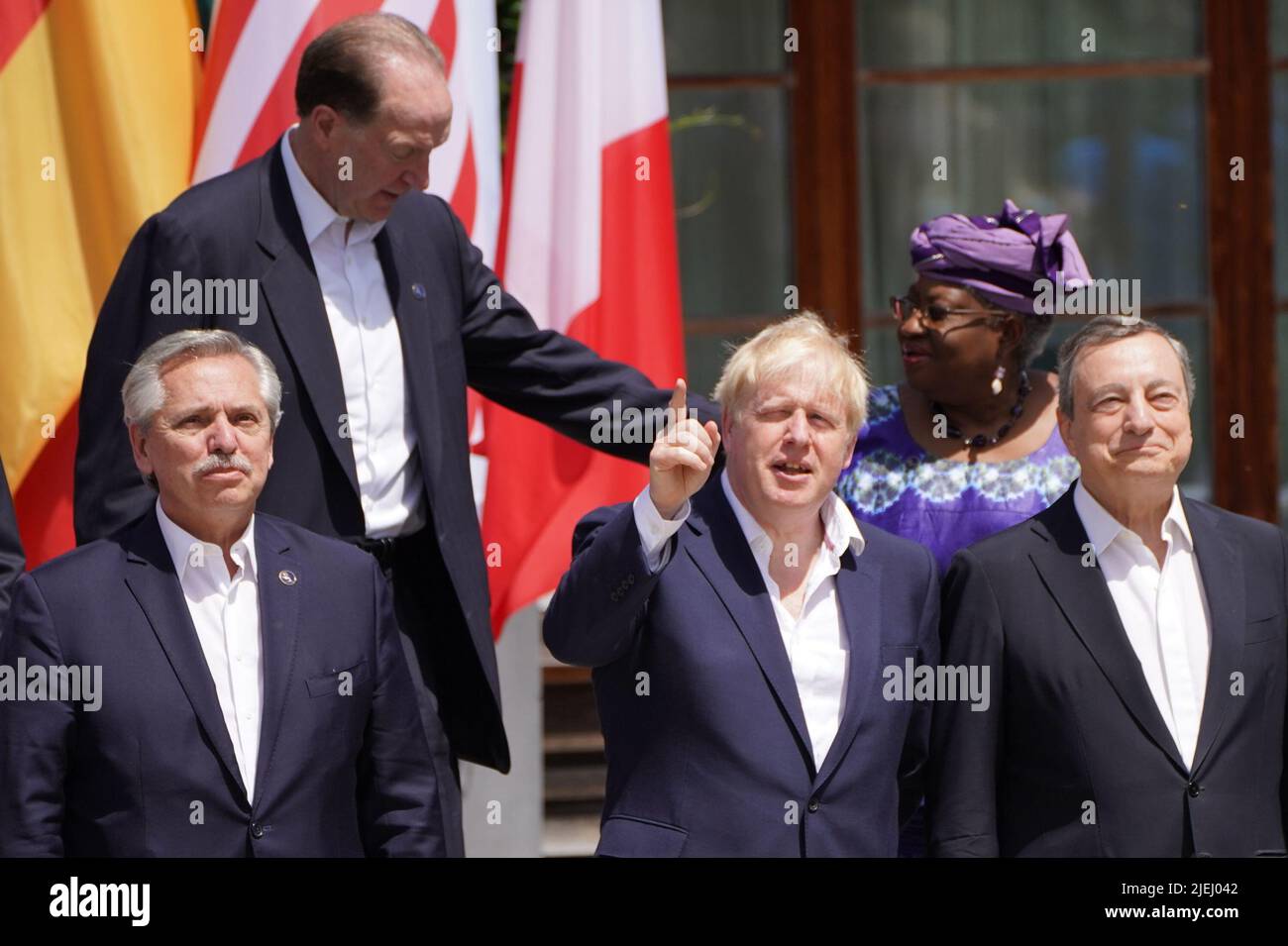 Le Premier ministre Boris Johnson (au centre), se dresse entre le président argentin Alberto Fernandez (à gauche) et le Premier ministre italien Mario Draghi (à droite) et d'autres dirigeants des G7 pays partenaires lors d'une photo de famille élargie, lors du sommet de G7 à Schloss Elmau, dans les Alpes bavaroises, en Allemagne. Date de la photo: Lundi 27 juin 2022. Banque D'Images