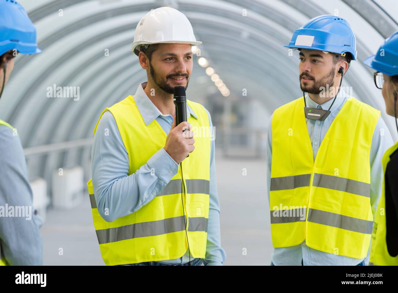 journaliste interrogeant les constructeurs Banque D'Images