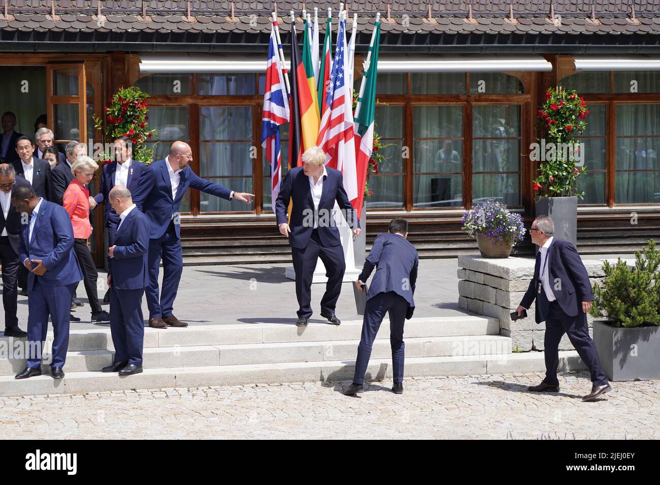 Le président du Conseil européen Charles Michel (à gauche) aide le Premier ministre Boris Johnson (au centre) à prendre la photo de famille élargie des dirigeants des G7 pays partenaires, lors du sommet de G7 à Schloss Elmau, dans les Alpes bavaroises, en Allemagne. Date de la photo: Lundi 27 juin 2022. Banque D'Images