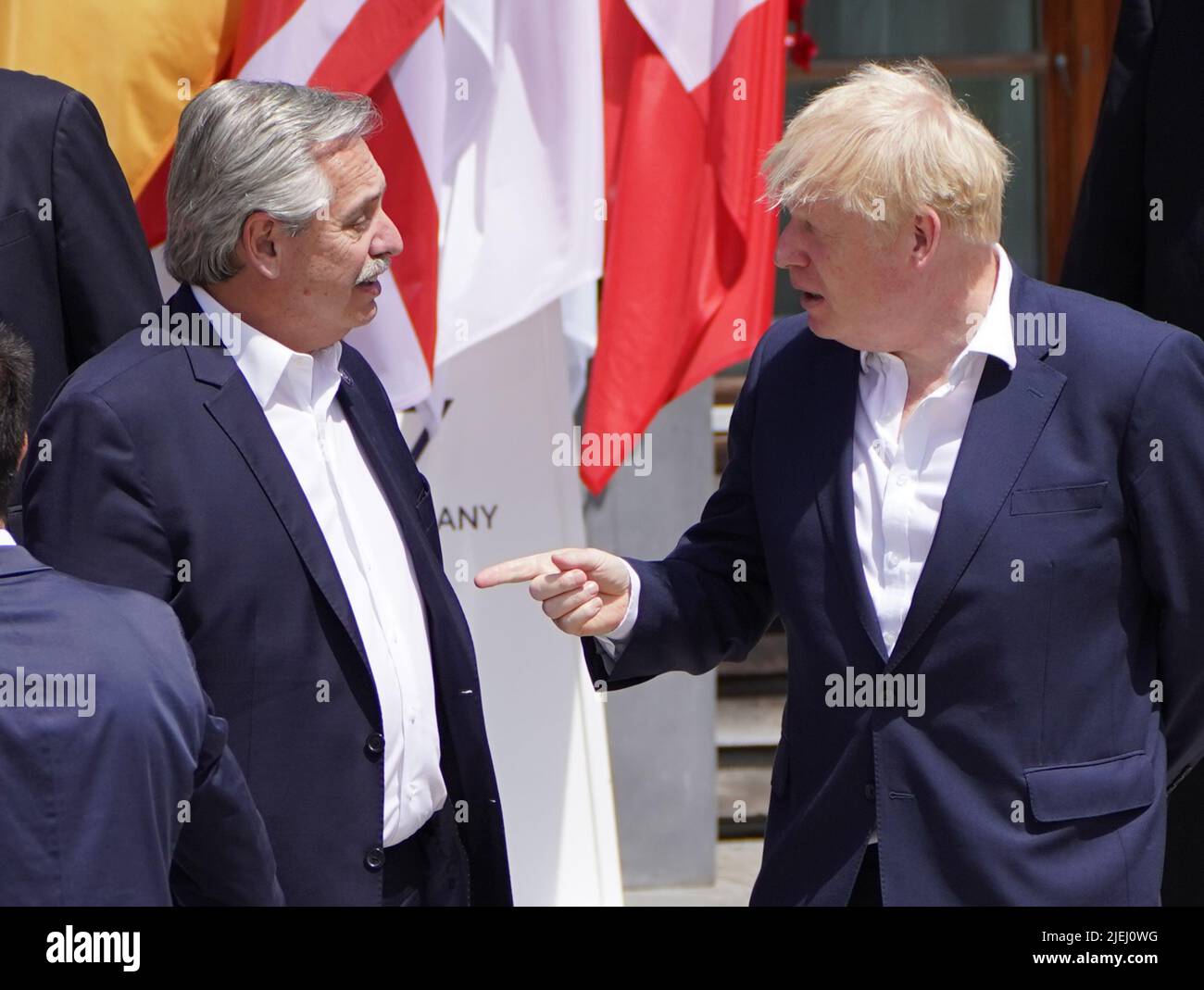 Le Premier ministre Boris Johnson (à droite) s'entretient avec le président argentin Alberto Fernandez lors d'une photo de famille élargie des dirigeants des G7 pays partenaires , lors du sommet de G7 à Schloss Elmau, dans les Alpes bavaroises, en Allemagne. Date de la photo: Lundi 27 juin 2022. Banque D'Images