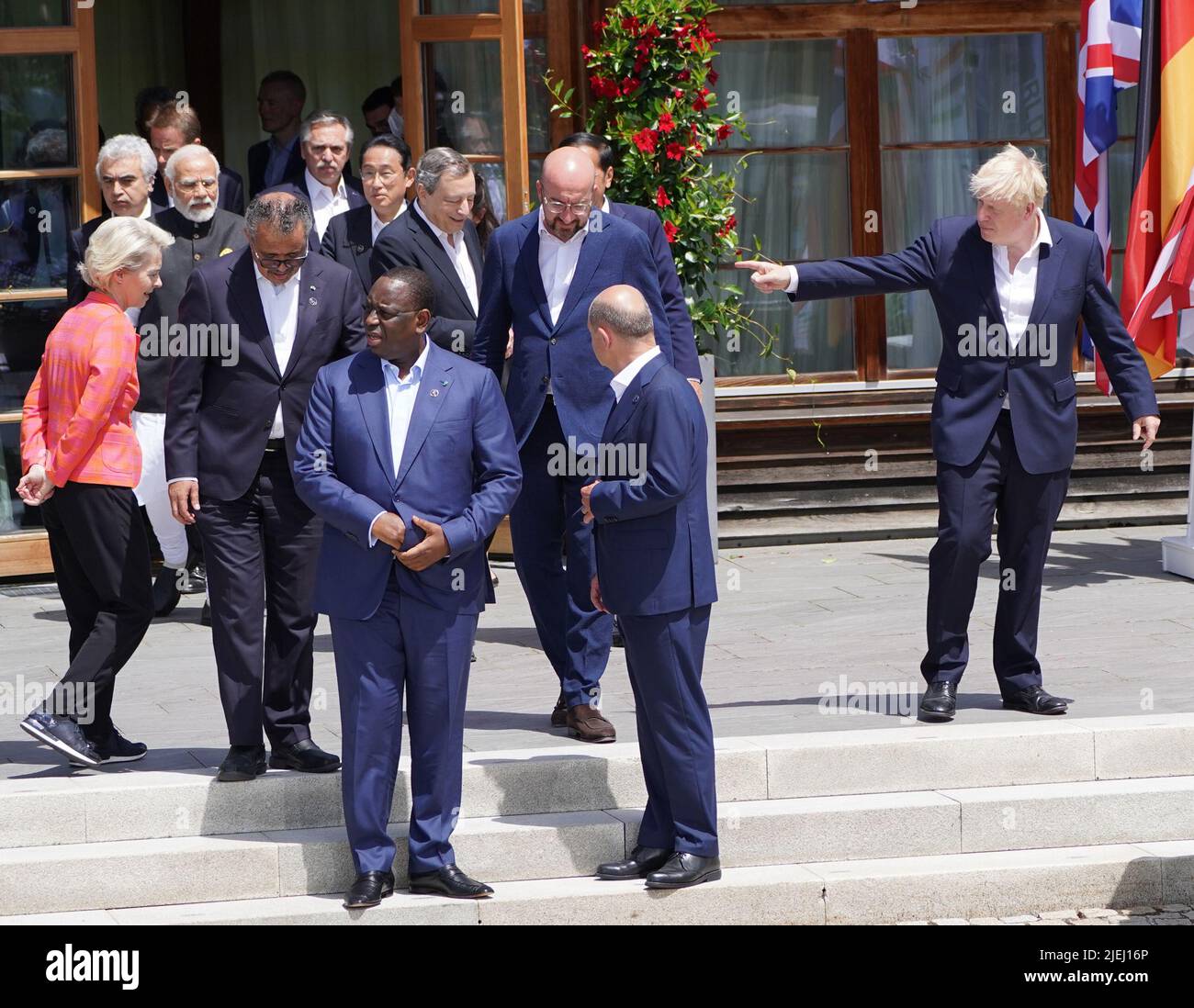 Le Premier ministre Boris Johnson, (à droite), interagit avec d'autres dirigeants des G7 pays partenaires lors d'une longue photo de famille, lors du sommet de G7 à Schloss Elmau, dans les Alpes bavaroises, en Allemagne. Date de la photo: Lundi 27 juin 2022. Banque D'Images