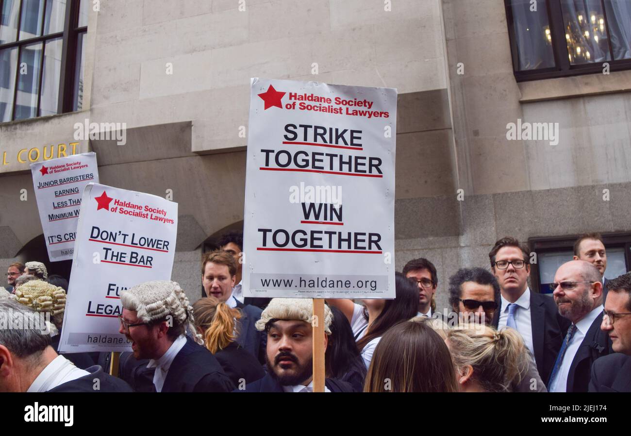 Londres, Royaume-Uni. 27th juin 2022. Les barristers criminels se sont rassemblés devant la Cour pénale centrale, connue sous le nom de Old Bailey, alors qu'ils commencent leur grève sur les salaires et les frais d'aide juridique. Credit: Vuk Valcic/Alamy Live News Banque D'Images