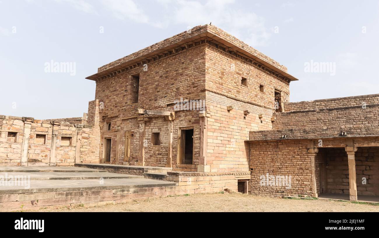 Regardez la tour et les murs du fort Chanderi ou de Kirti Durg, Chanderi, Madhya Pradesh, Inde. Banque D'Images