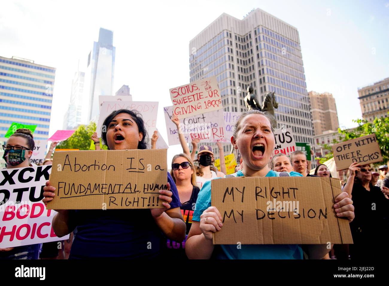 Philadelphie, États-Unis. 24th juin 2022. Des manifestants ont des signes qui condamnent la récente décision DE SCOTUS qui a renversé Roe c. Wade à Philadelphie, PA sur 24 juin 2022. (Photo de Sukhmani Kaur/Sipa USA) crédit: SIPA USA/Alay Live News Banque D'Images