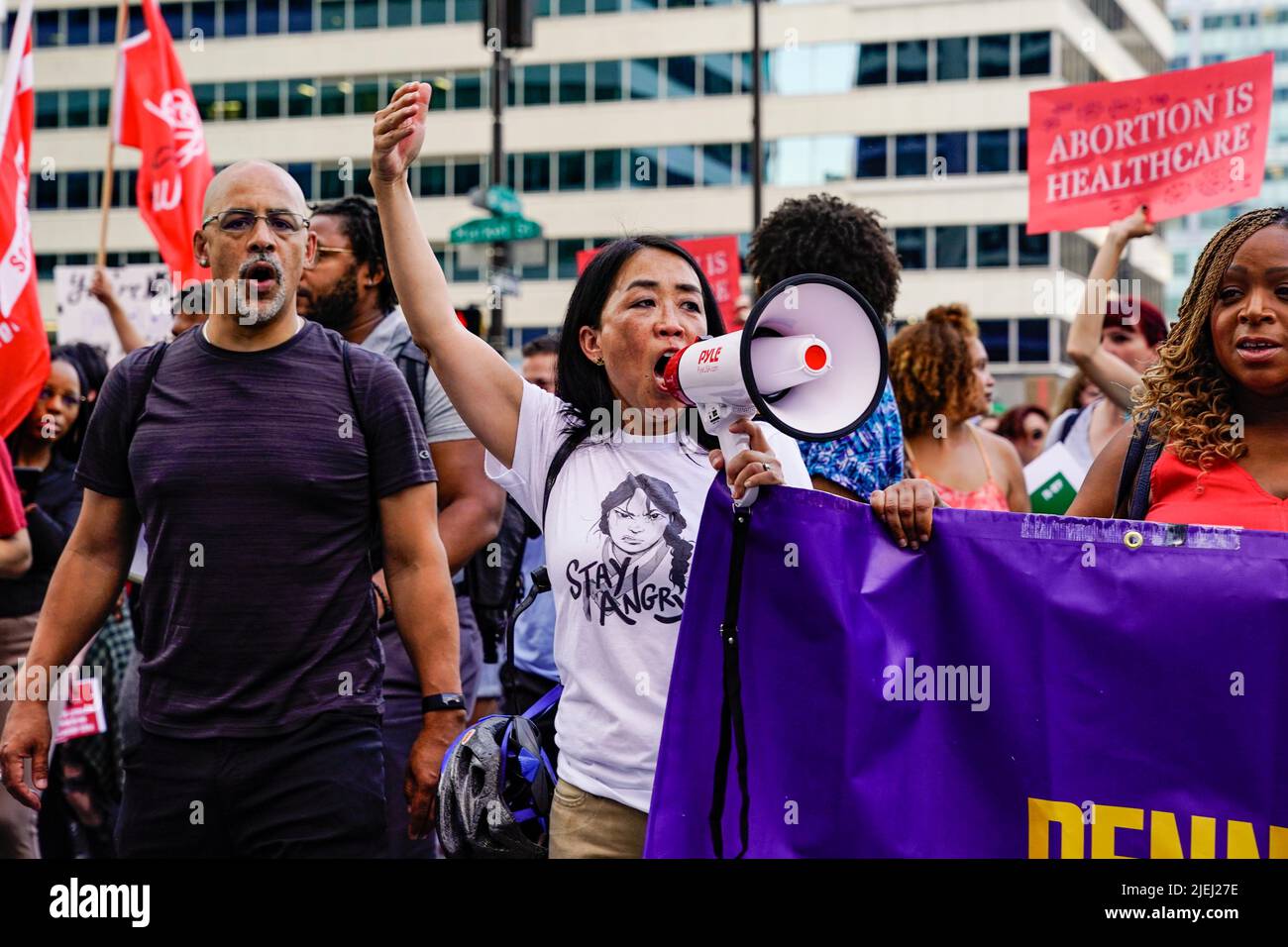 Philadelphie, États-Unis. 24th juin 2022. La conseiller Helen Gymn mène et scande avec un groupe de manifestants condamnant la récente décision DE SCOTUS qui a renversé Roe c. Wade à Philadelphie, PA sur 24 juin 2022. (Photo de Sukhmani Kaur/Sipa USA) crédit: SIPA USA/Alay Live News Banque D'Images