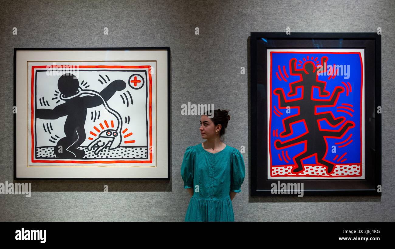 Londres, Royaume-Uni. 27 juin 2022. Un membre du personnel avec (L) “Free South Africa (Untitled 1-3: The Complete Suite)”, 1985, par Keith Haring (est. £50 000 - £70 000) et "One plate, from croing", 1988, par Keith Haring (est. £40 000 - £60 000)' à un aperçu de la vente de tirages et de multiples de Bonhams. La vente aux enchères aura lieu le 29 juin dans les galeries de la rue New Bond de Bonhams. Credit: Stephen Chung / Alamy Live News Banque D'Images