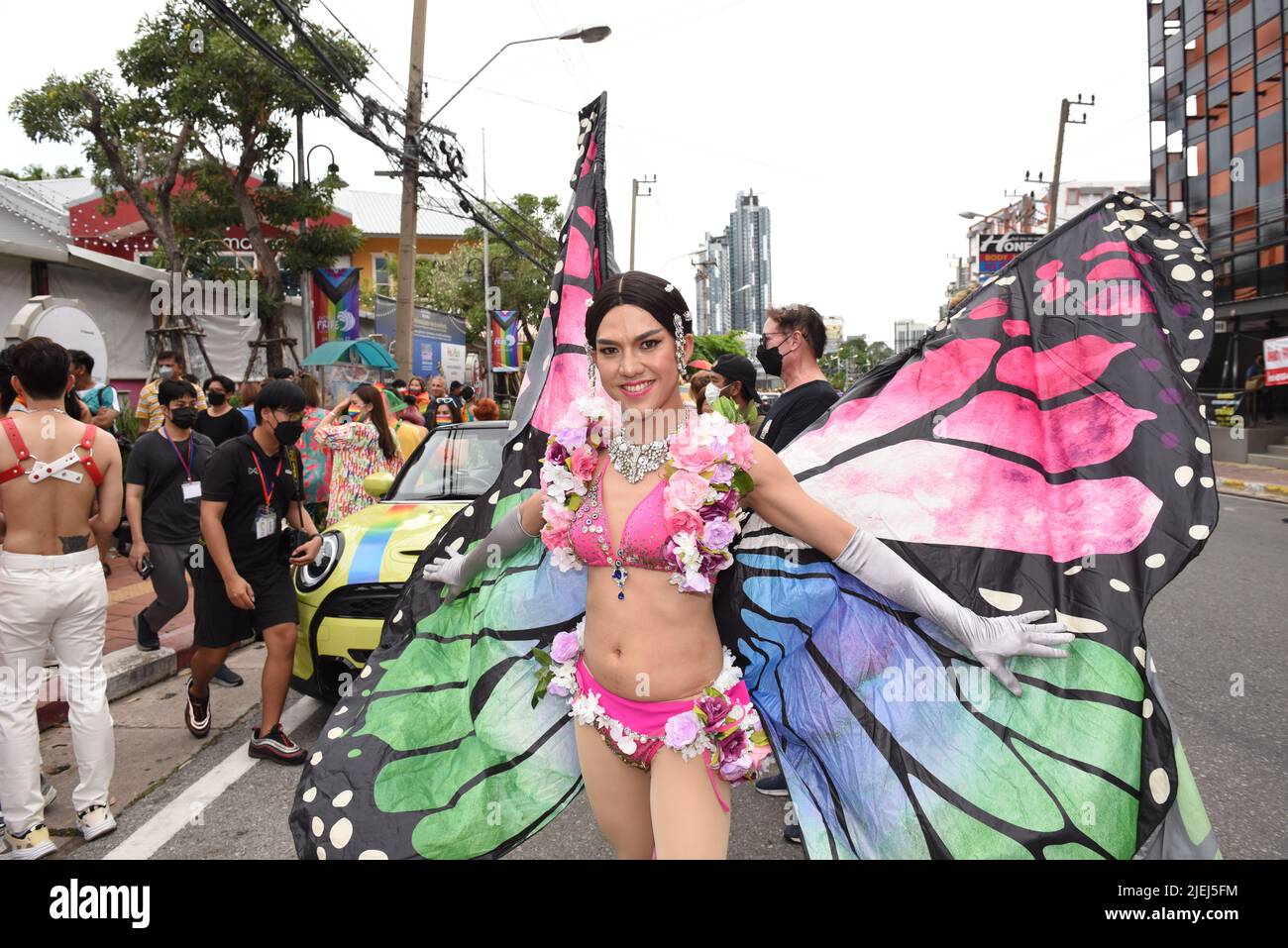 Pattaya, Thaïlande. 25th juin 2022. Les membres et les alliés de la communauté LGBTQ participent à Pride à l'événement "Pattaya International Pride Festival 2022" sur Pattaya second Road. Marcher jusqu'à Beach Road, Pattaya, province de Chonburi, Thaïlande pour célébrer le mois de la fierté et soutenir l'égalité des sexes. (Photo de Teera Noisakran/Pacific Press) Credit: Pacific Press Media production Corp./Alay Live News Banque D'Images