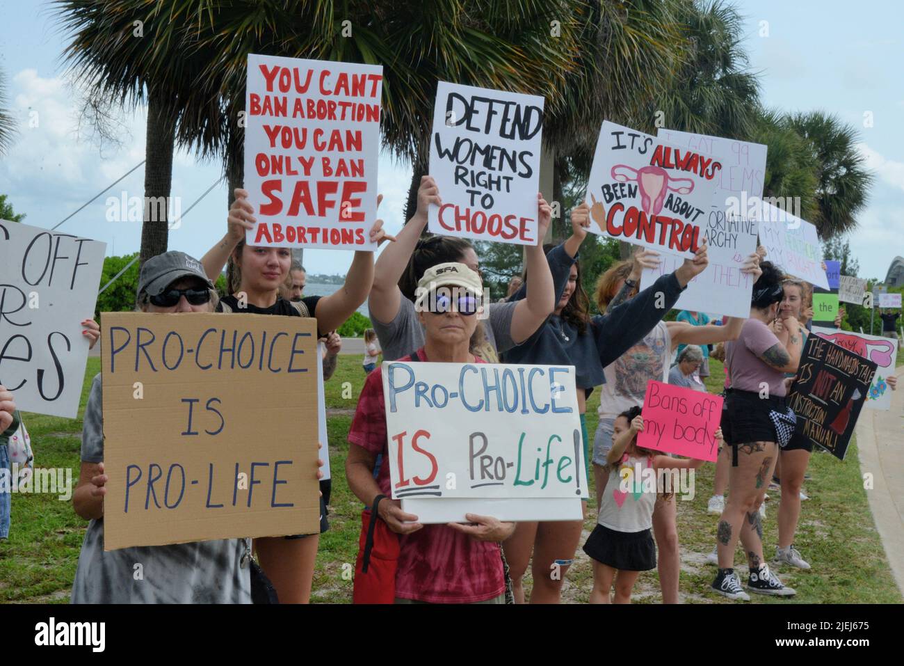 Melbourne, Comté de Brevard, Floride, États-Unis. 26 juin 2022. Les manifestants contre la décision de la Cour suprême des États-Unis (SCOTUS) de renverser Roe c. Wade se sont rassemblés sur la chaussée de l'eau Gallie POUR un rassemblement de femmes pour les droits en matière de reproduction et les personnes avec uteruses! Crédit : Julian Leek/Alay Live News Banque D'Images