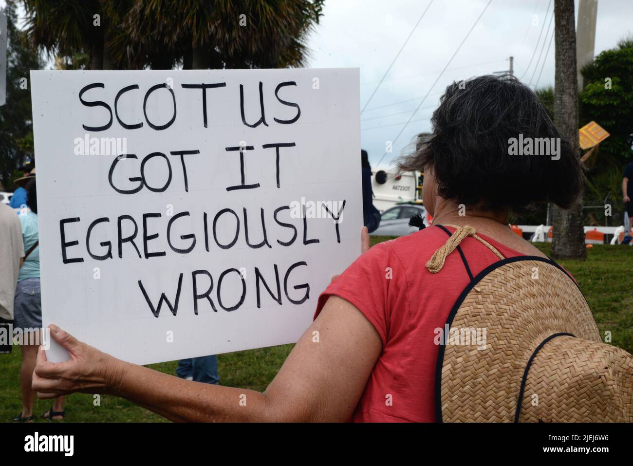 Melbourne, Comté de Brevard, Floride, États-Unis. 26 juin 2022. Les manifestants contre la décision de la Cour suprême des États-Unis (SCOTUS) de renverser Roe c. Wade se sont rassemblés sur la chaussée de l'eau Gallie POUR un rassemblement de femmes pour les droits en matière de reproduction et les personnes avec uteruses! Crédit : Julian Leek/Alay Live News Banque D'Images