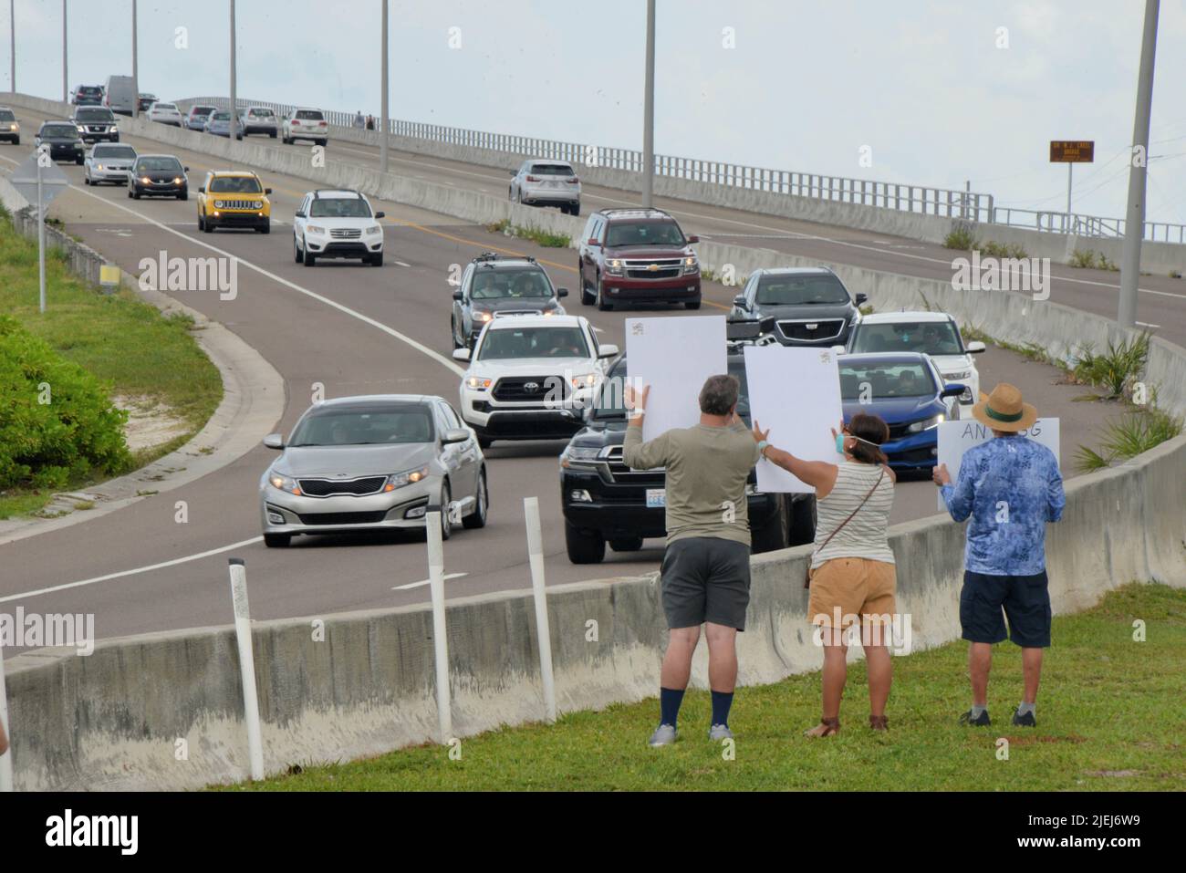 Melbourne, Comté de Brevard, Floride, États-Unis. 26 juin 2022. Les manifestants contre la décision de la Cour suprême des États-Unis (SCOTUS) de renverser Roe c. Wade se sont rassemblés sur la chaussée de l'eau Gallie POUR un rassemblement de femmes pour les droits en matière de reproduction et les personnes avec uteruses! Crédit : Julian Leek/Alay Live News Banque D'Images