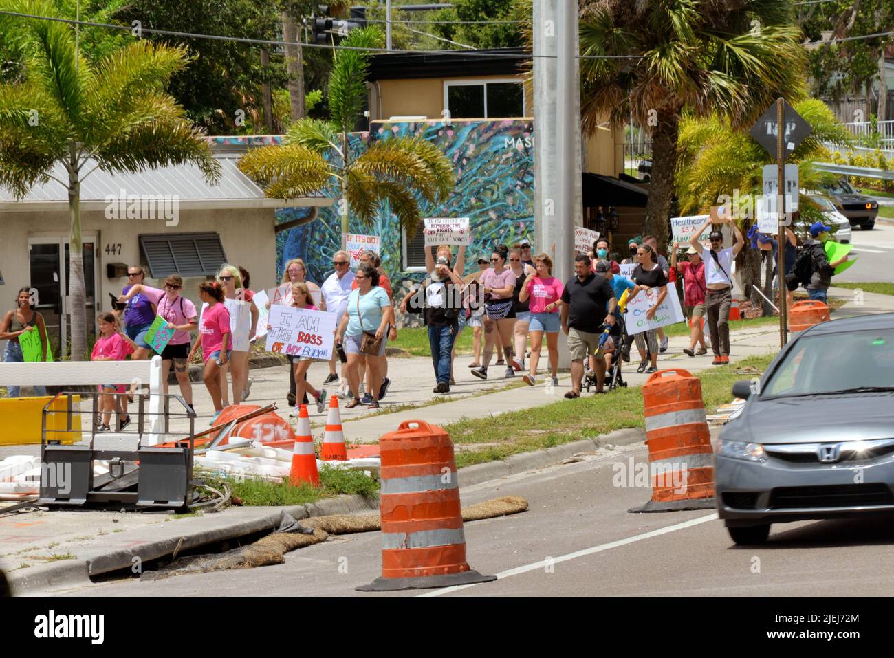 Melbourne, Comté de Brevard, Floride, États-Unis. 26 juin 2022. Les manifestants contre la décision de la Cour suprême des États-Unis (SCOTUS) de renverser Roe c. Wade se sont rassemblés sur la chaussée de l'eau Gallie POUR un rassemblement de femmes pour les droits en matière de reproduction et les personnes avec uteruses! Crédit : Julian Leek/Alay Live News Banque D'Images